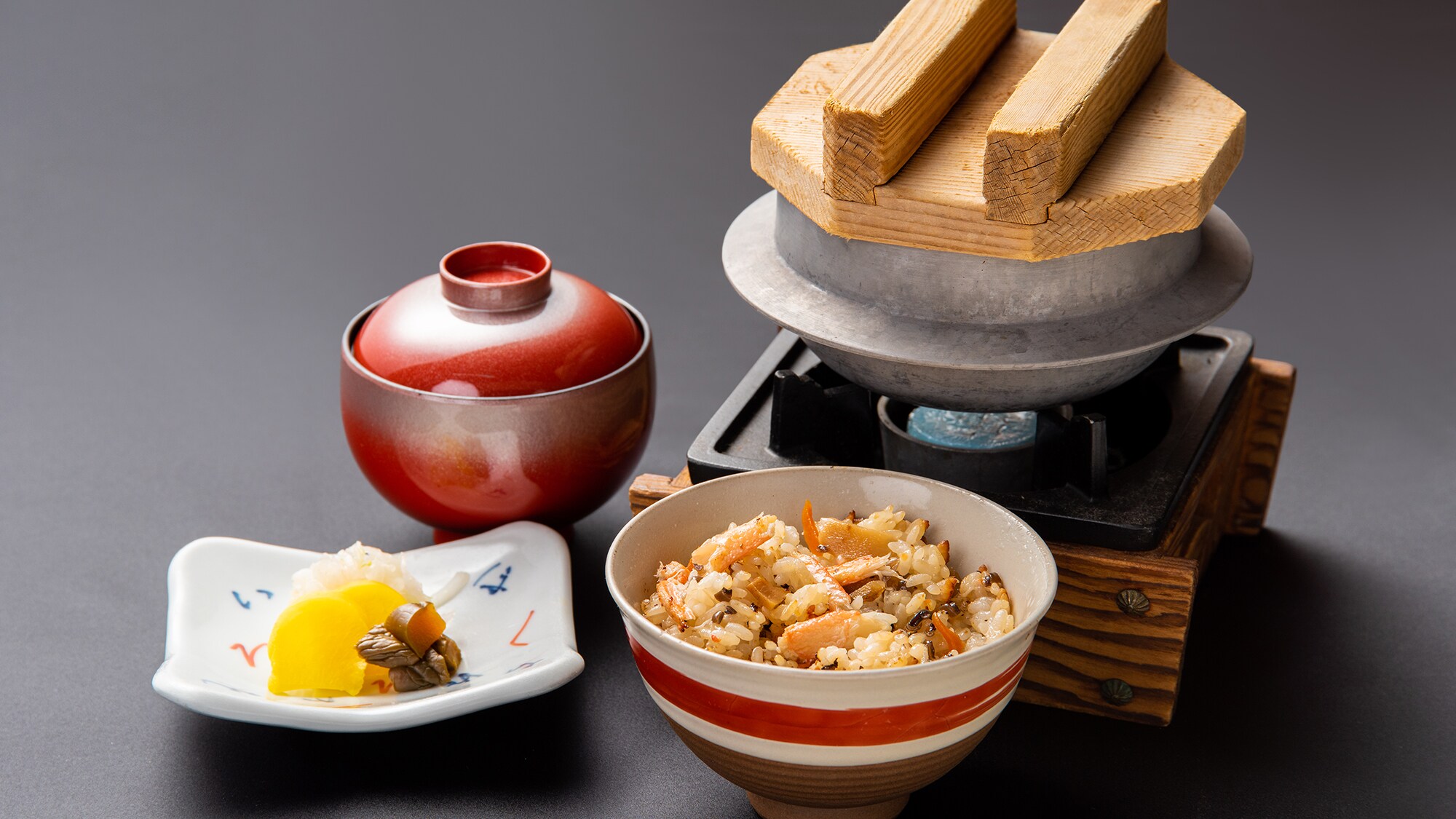 ※[晚餐範例] 釜飯（在鍋裡煮的米飯）。享用裝滿當季食材的熱氣騰騰的飯鍋。