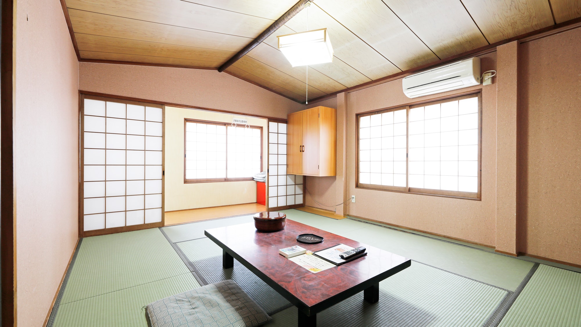 [Main building 4F] <Use stairs to the room> Japanese-style room 10 to 14 tatami mats [No smoking]