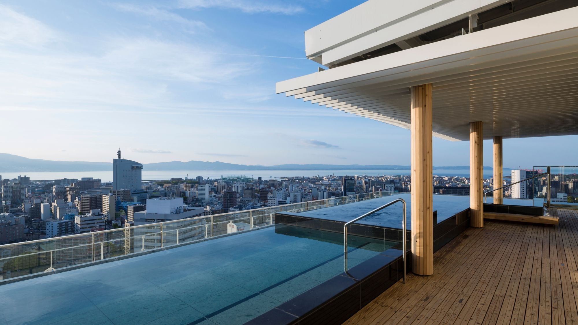 ◆Open-air bath in the sky | A relaxing space that blends in with the spectacular view of Oita (daytime view)