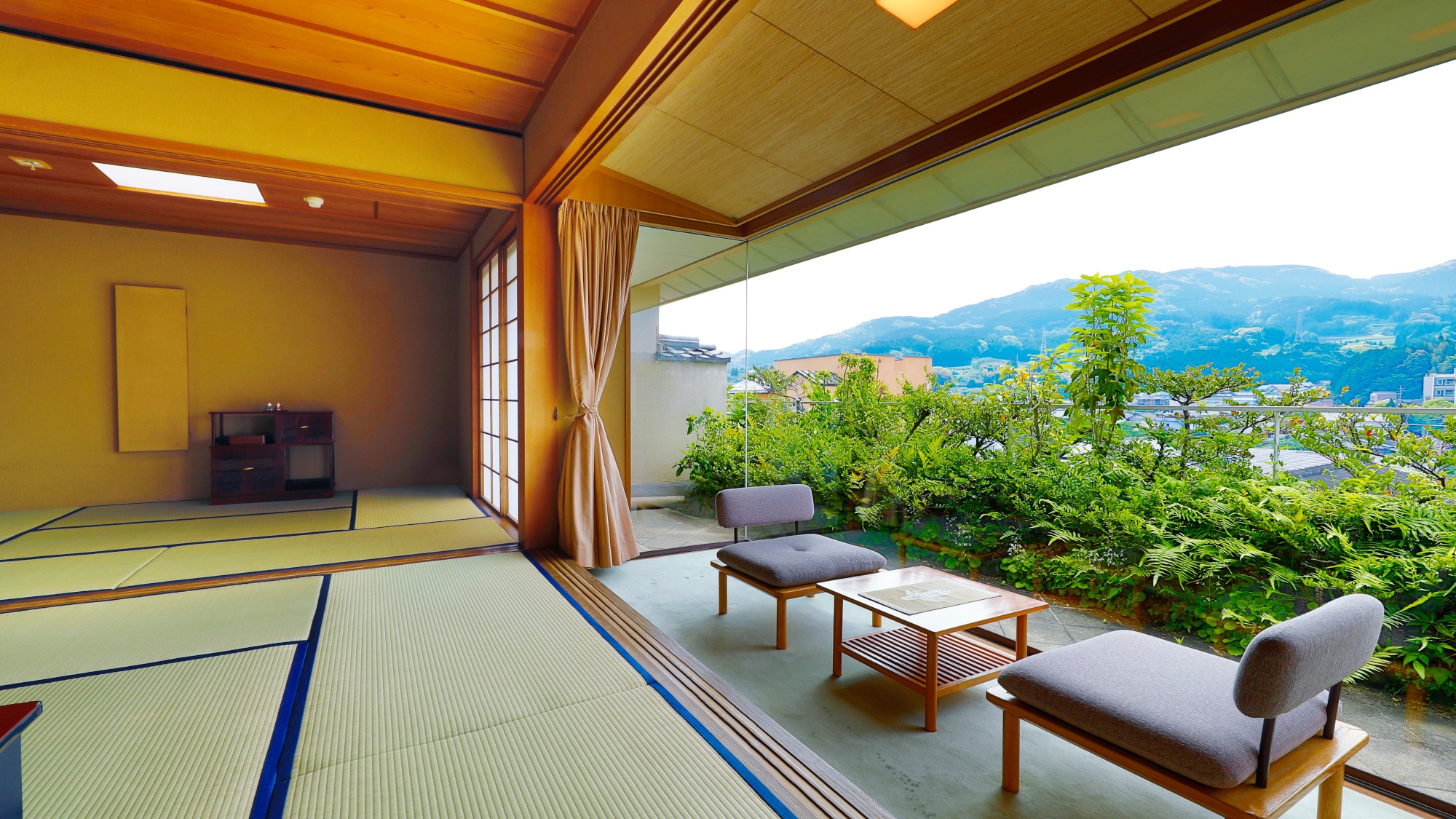 [East Building Guest Room] Image 01