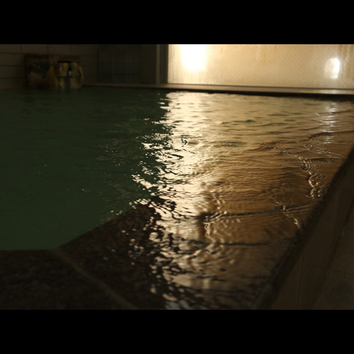 This historic hot spring has an abundant supply of hot water and flows directly from the source, so you can relax and soothe your everyday fatigue.