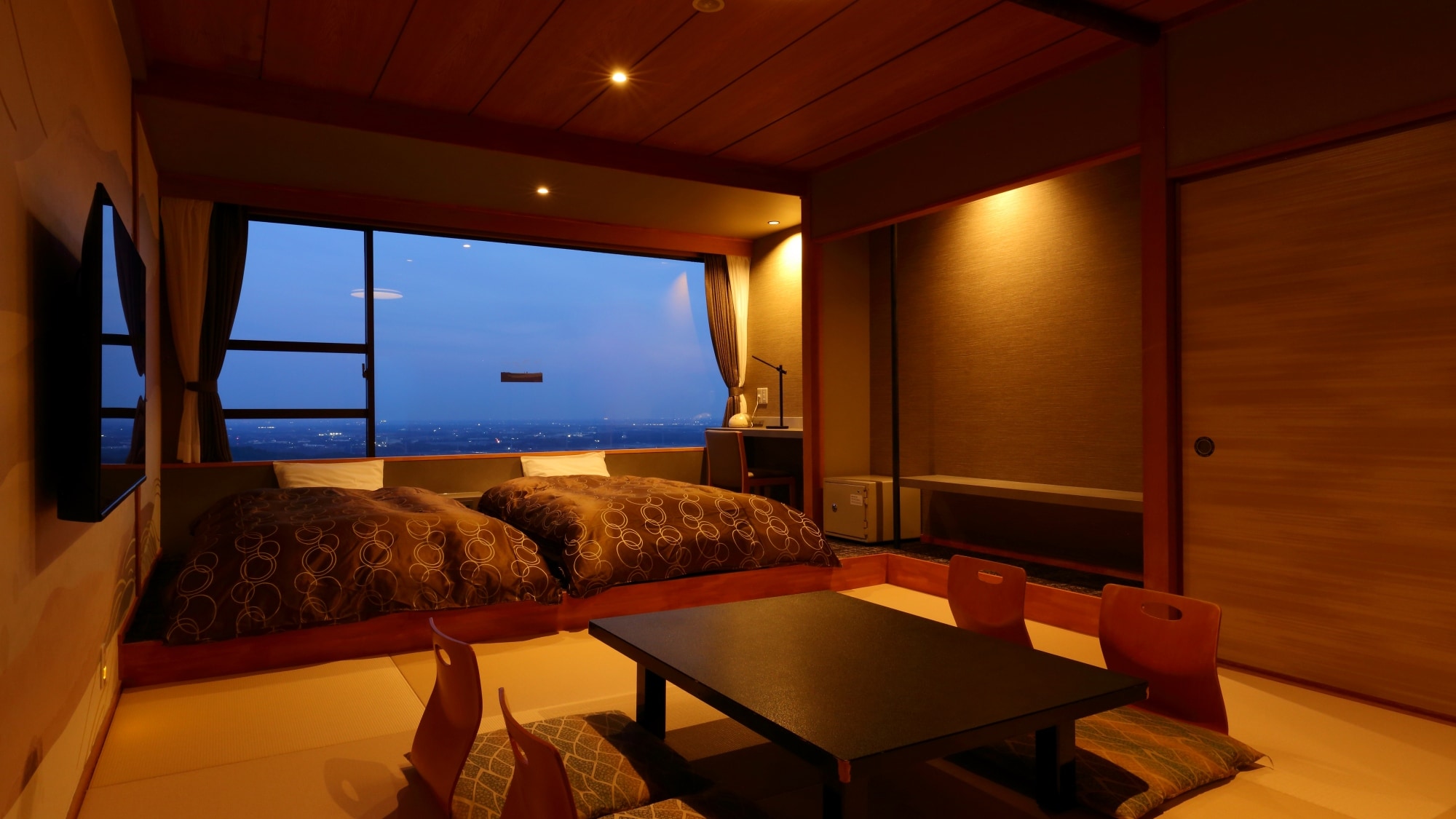 [Japanese-style room with 10 tatami mats] Room with a view of the natural nightscape