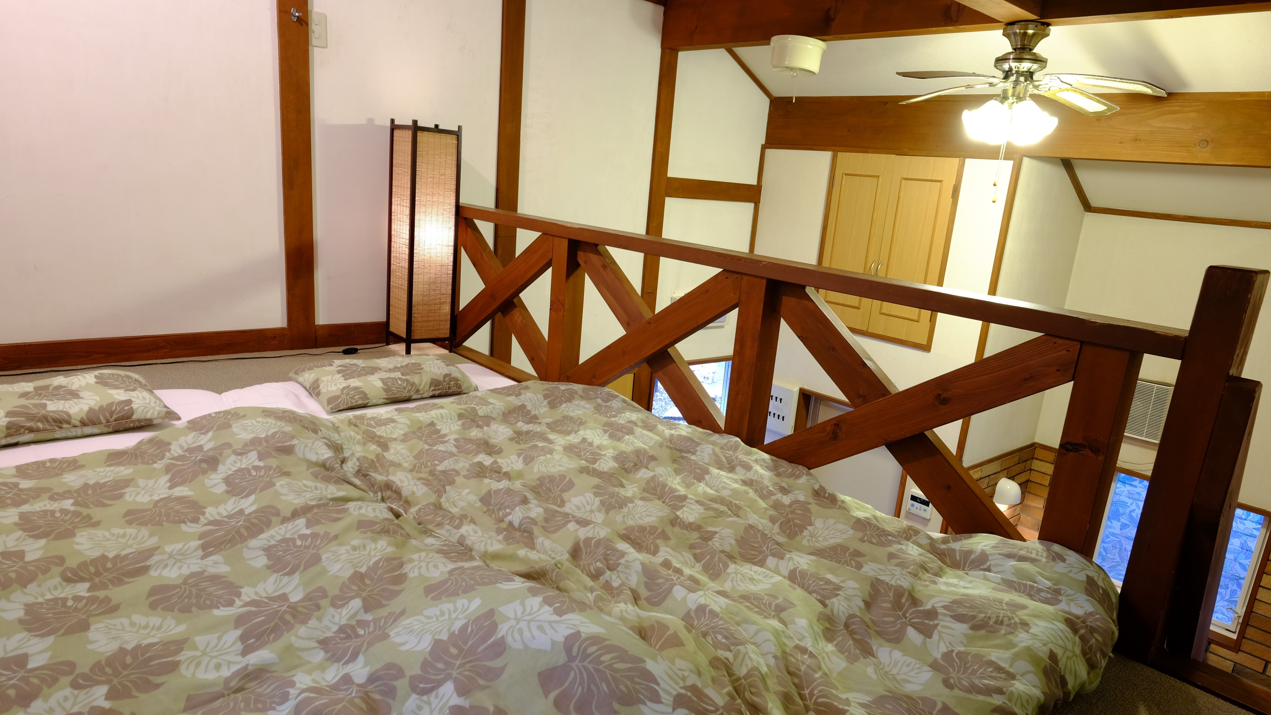 Tempat tidur loteng untuk dua orang