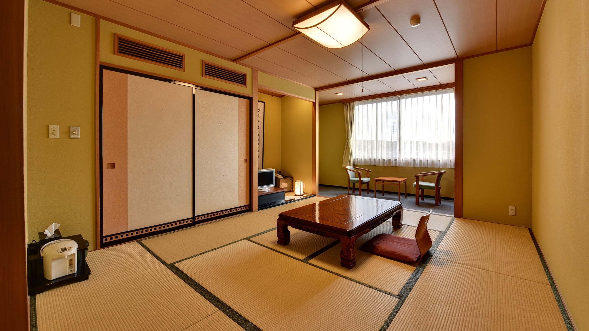 *Phòng khách: Phòng theo phong cách Nhật Bản với 10 tấm chiếu tatami (ví dụ)
