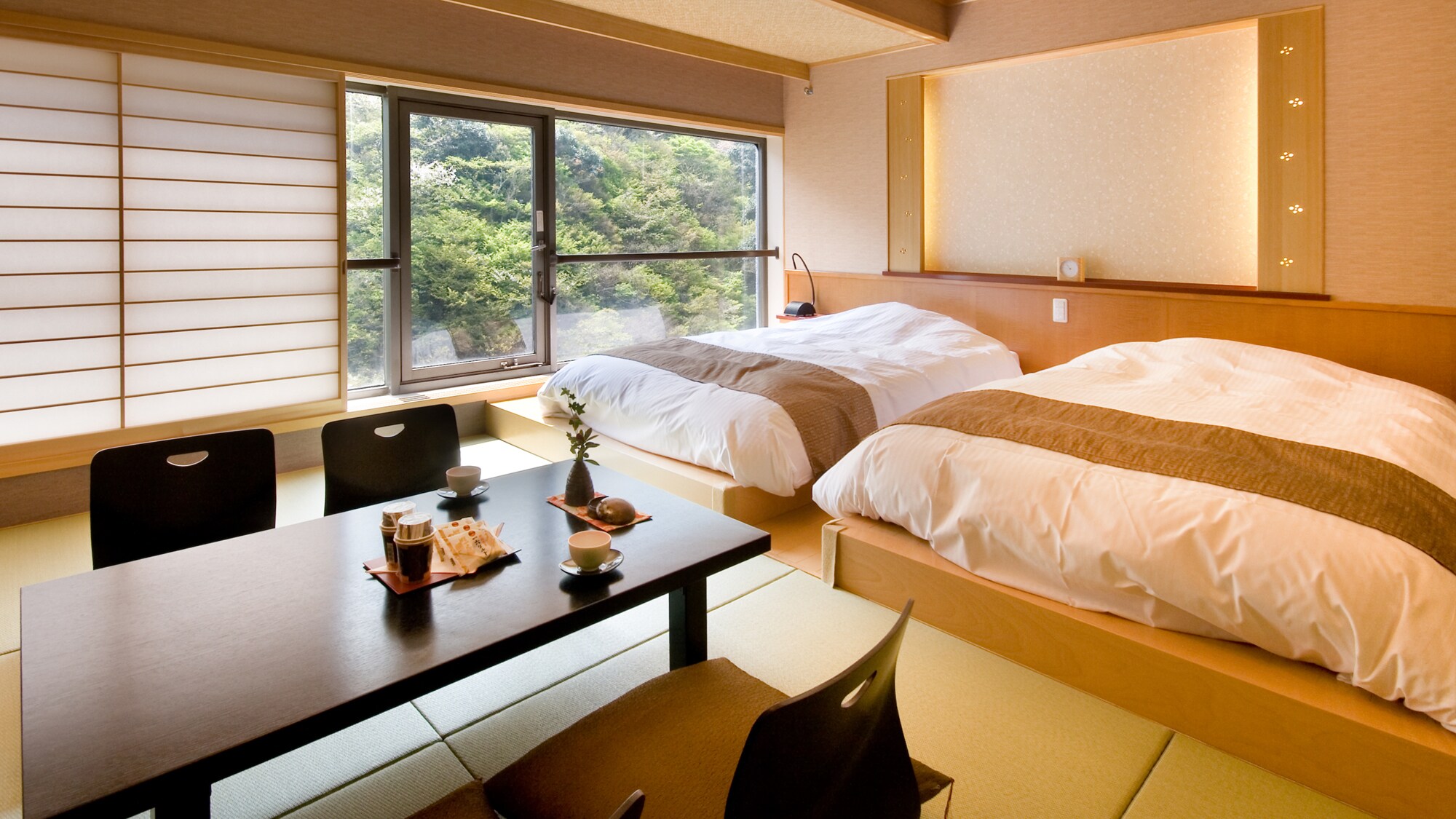 [Kamar Jepang dan Barat Modern Jepang] Anda dapat menikmati panorama alam yang indah yang tersebar di seluruh jendela.