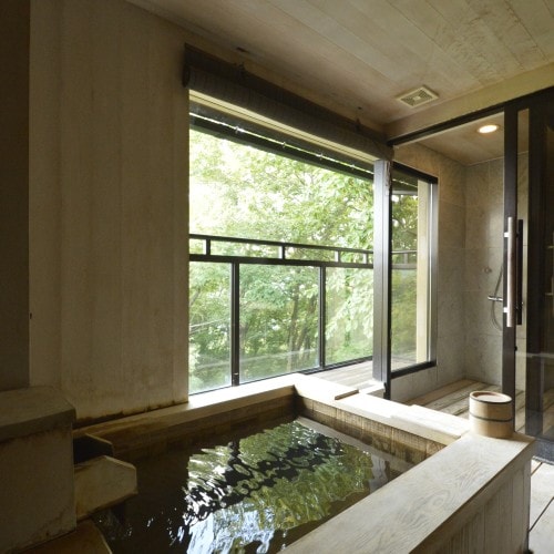 A bath that can be integrated with nature, such as an open-air bath surrounded by forests. Please enjoy the luxurious time unique to the guest room open-air bath.