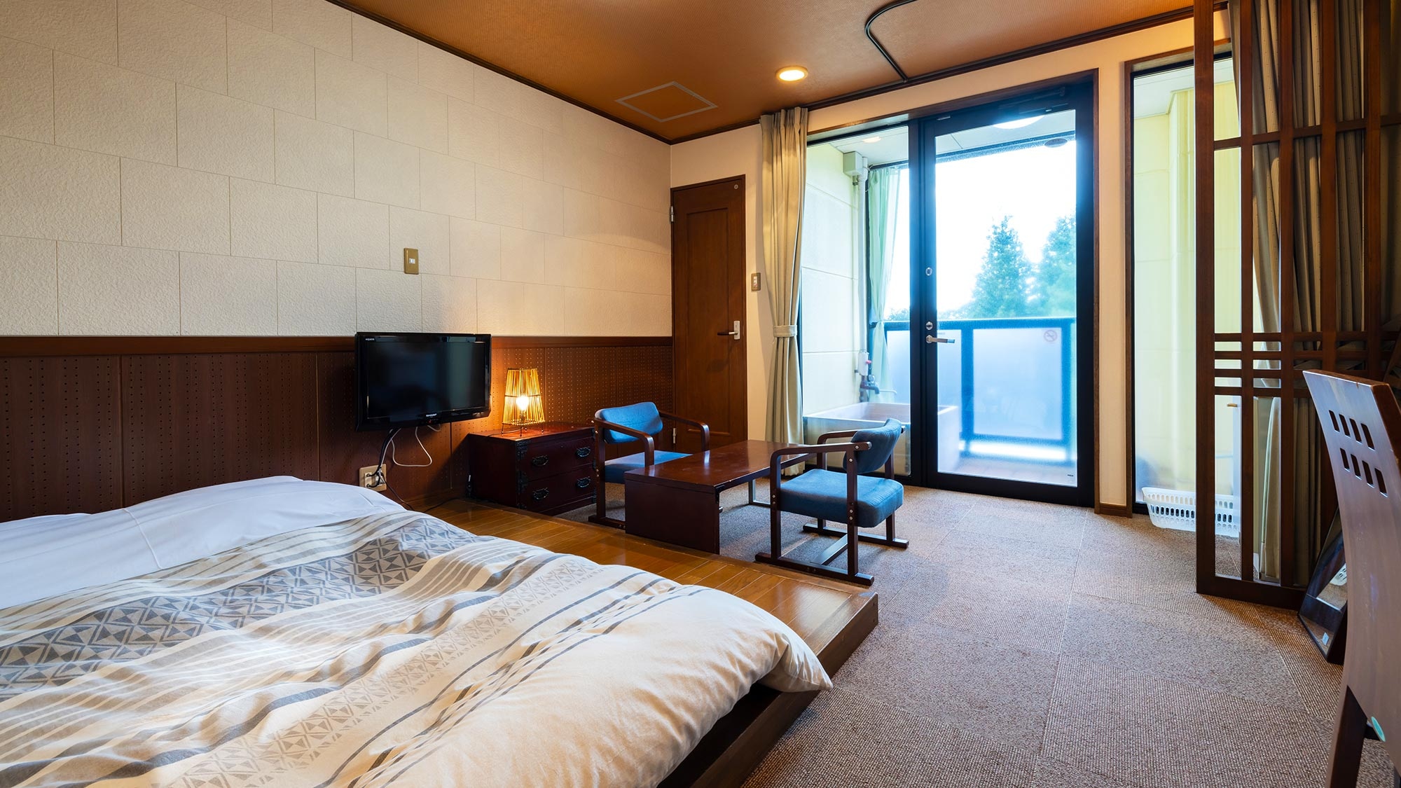 [Japanese-style double room] Our most popular room! A double futon is laid out on a raised platform.