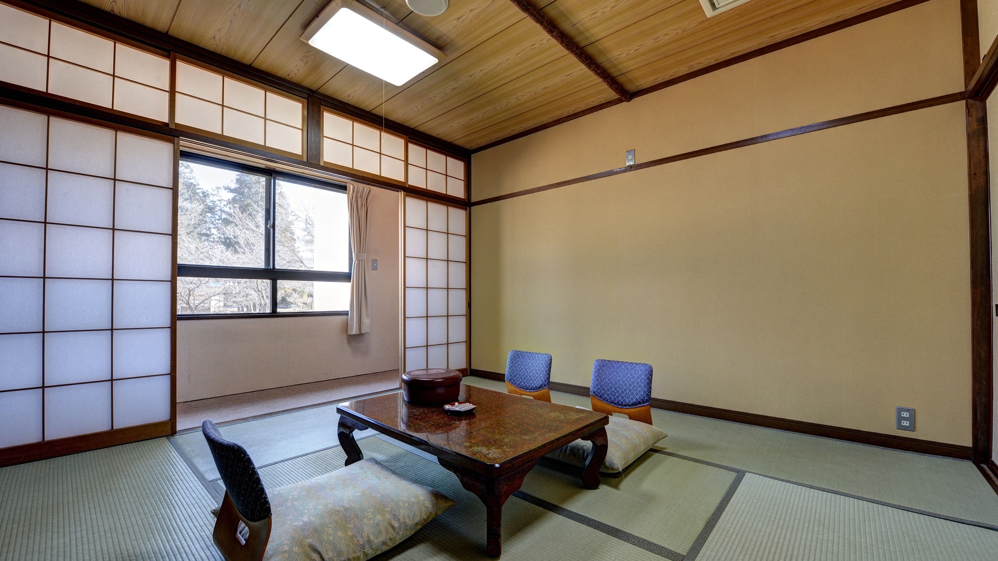 *[8 tatami Japanese-style room with special price] This room is available at a special price because the toilet is shared.