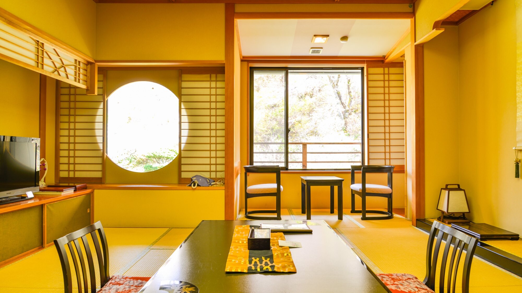 *[Hanamiki no Yakata] A bright room with sunlight streaming in. Please relax and enjoy the natural surroundings.