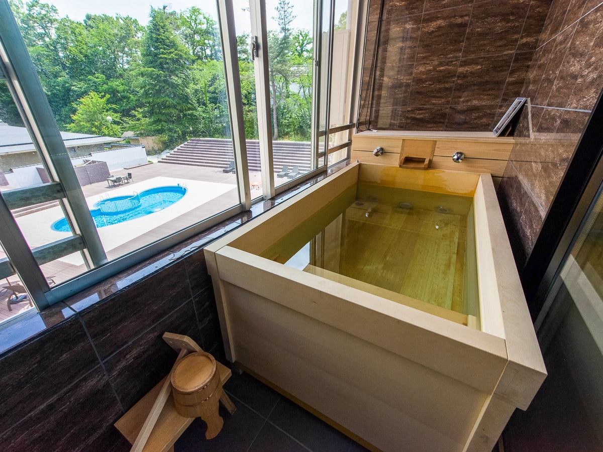 洋モダンジュニアスイー（ツイン+6帖）客室露天の陶器と檜は指定いただけません。ご了承くださいませ。