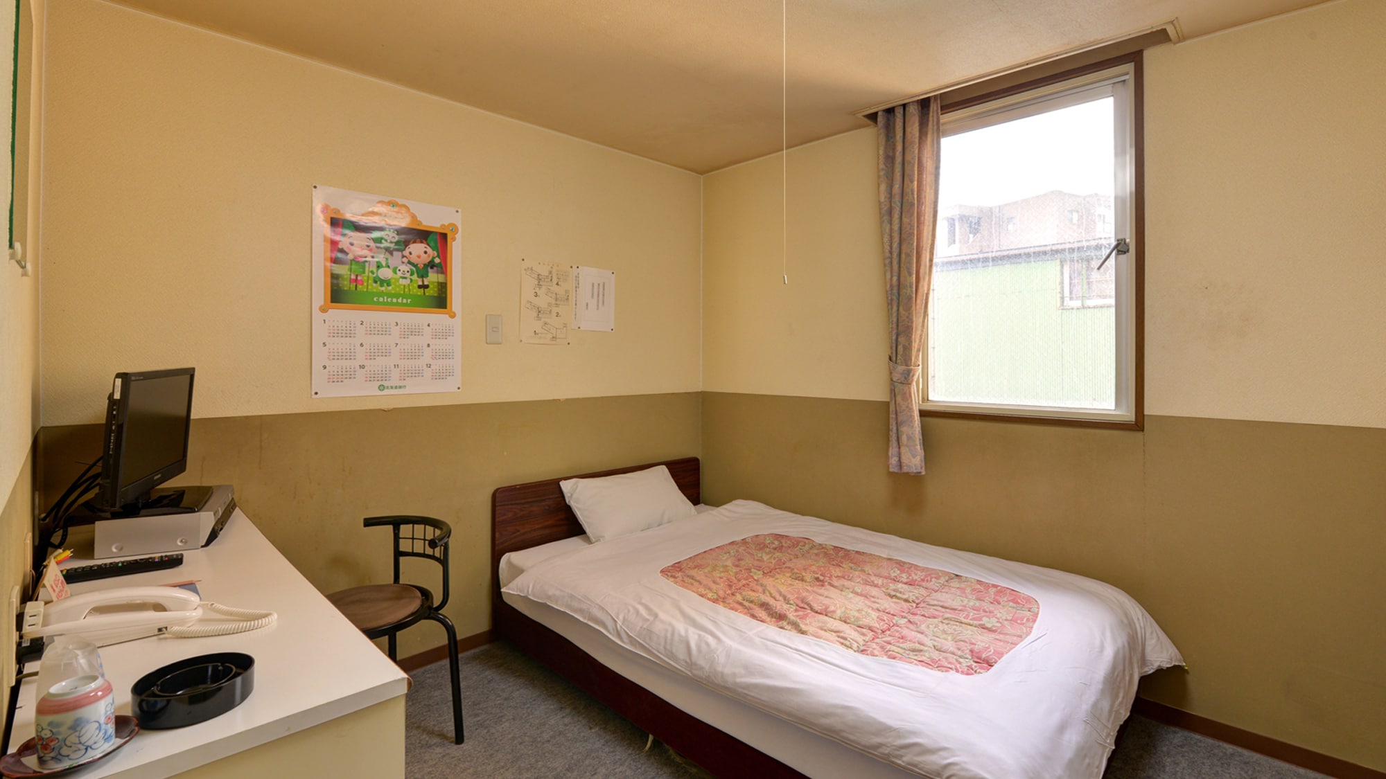 *＜Narrow Single B＞An example of a single room with a window. A simple room with comfortable sunlight.