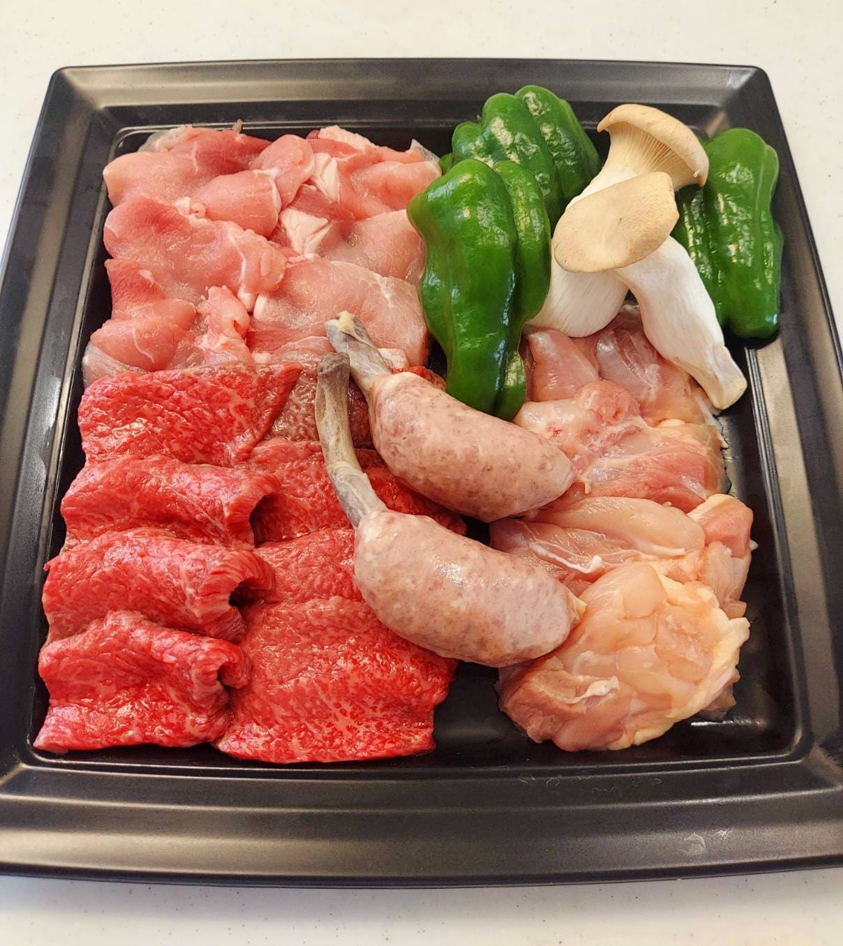 烧烤套餐,包含日本黑毛和牛、国产猪肉和鸡肉。