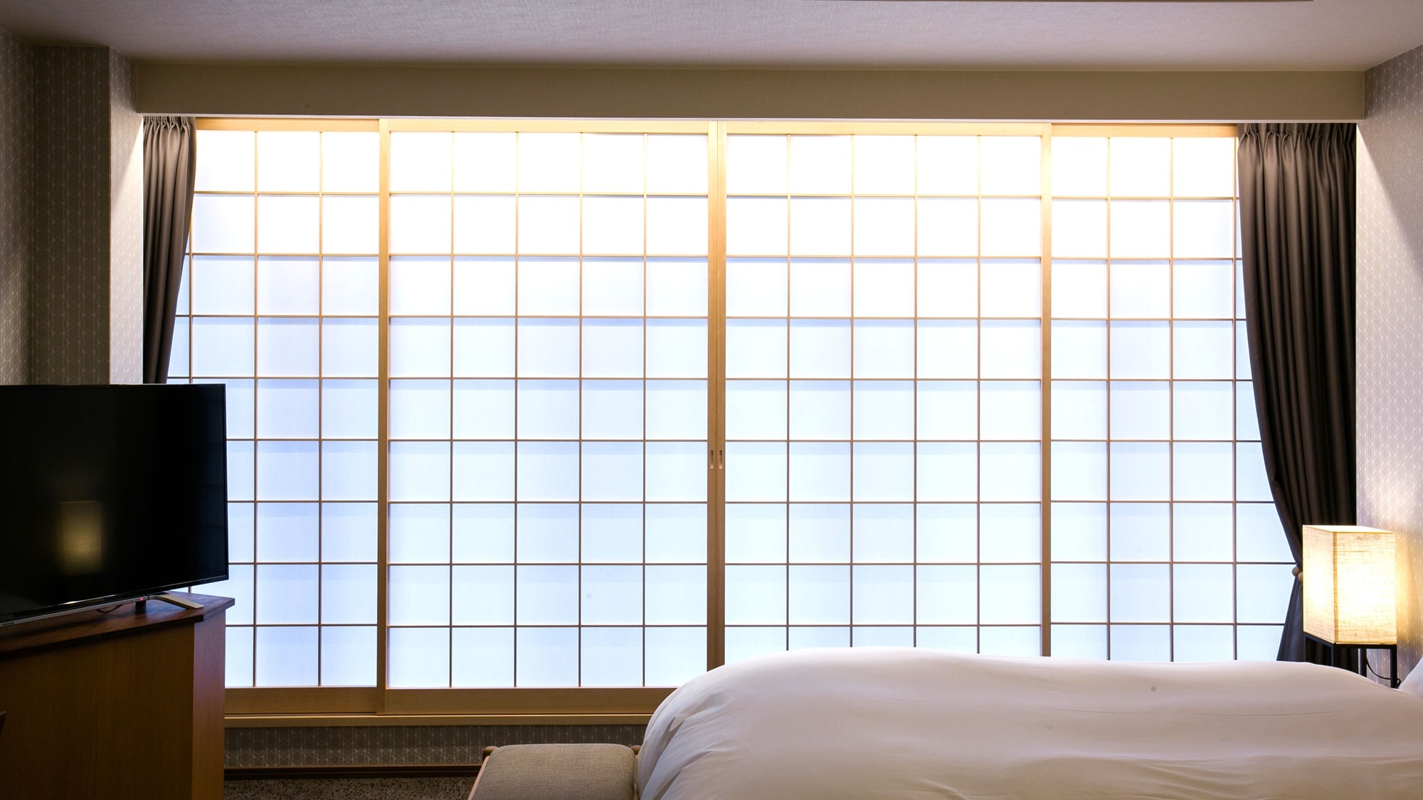 * [Sweet] Please relax in your room while looking at the lacquer furnishings.