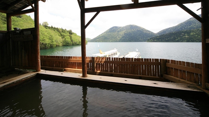 [Open-air bath overlooking the lake] Enjoy a blissful bath while gazing at the beautiful starry sky at night