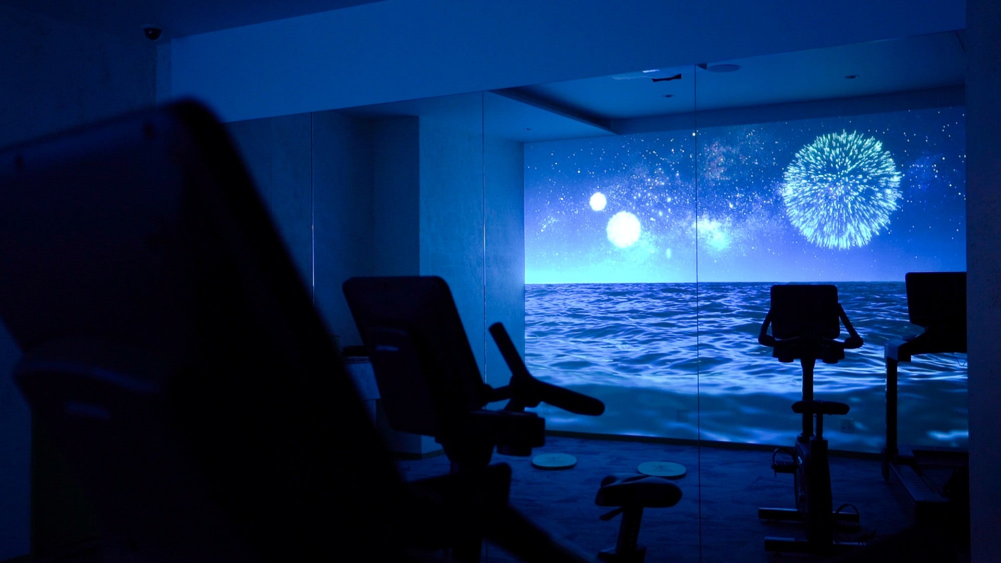 [Fitness Room] Images of the ocean changing from morning to night along with the actual time of day.
