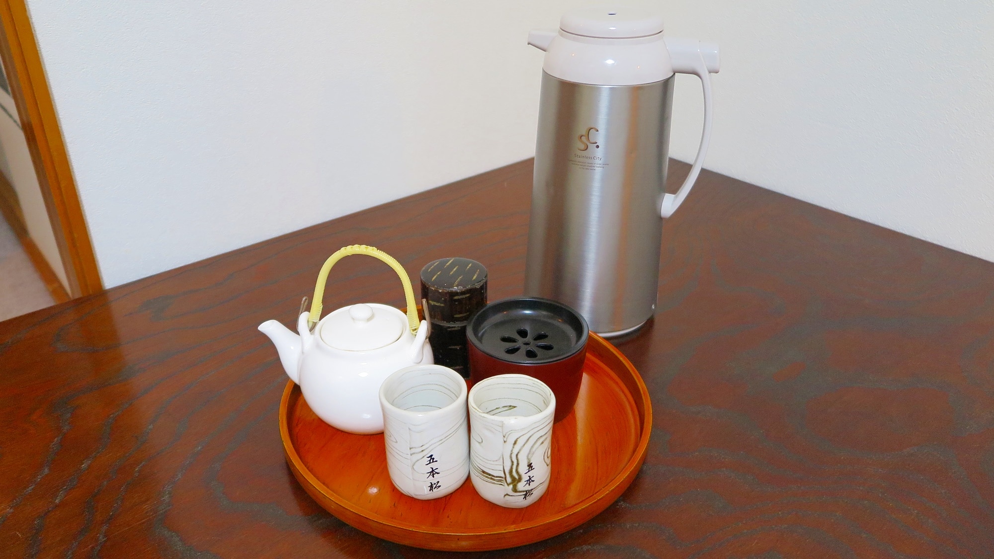 * [Example of room] A tea set is available.