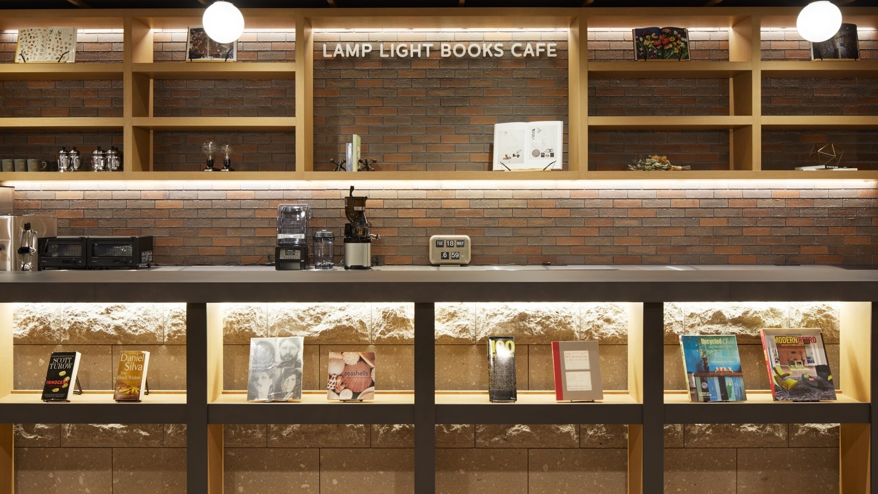 【Lamp Light Books Cafe】店內