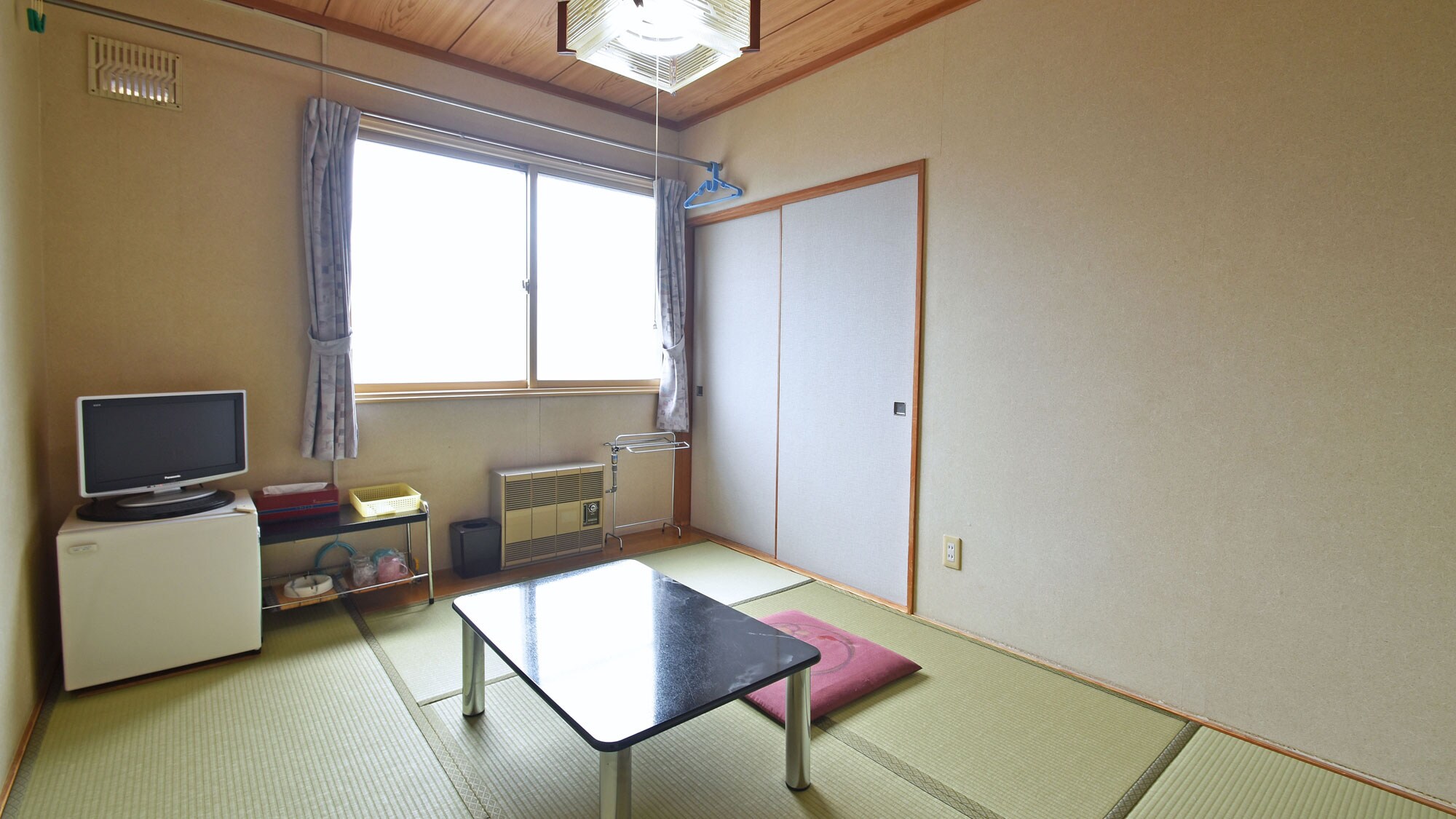 [Rooms] Equipped with a TV and refrigerator.