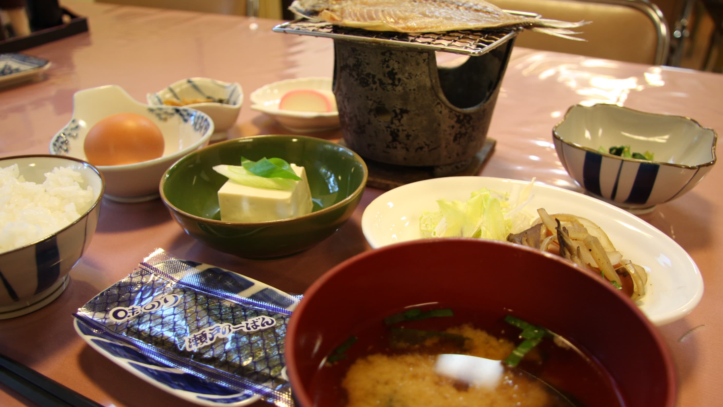  【早餐範例】以沼津特產乾竹莢魚為主的簡單、健康的日式早餐。