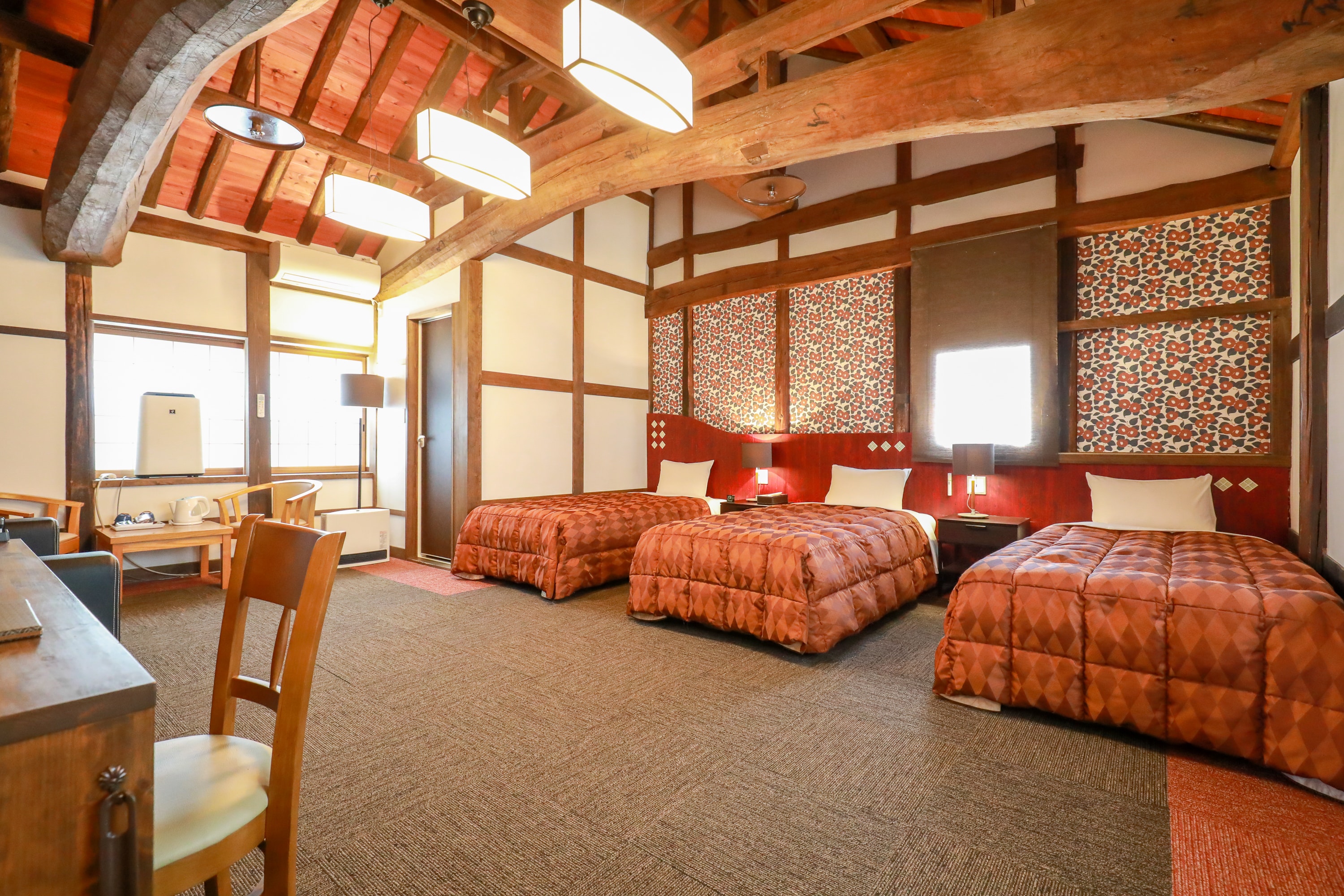 [Hot bath annex] Tsubaki: A room with a large beam that is characteristic of Tsubaki. The 4th person is an extra bed.