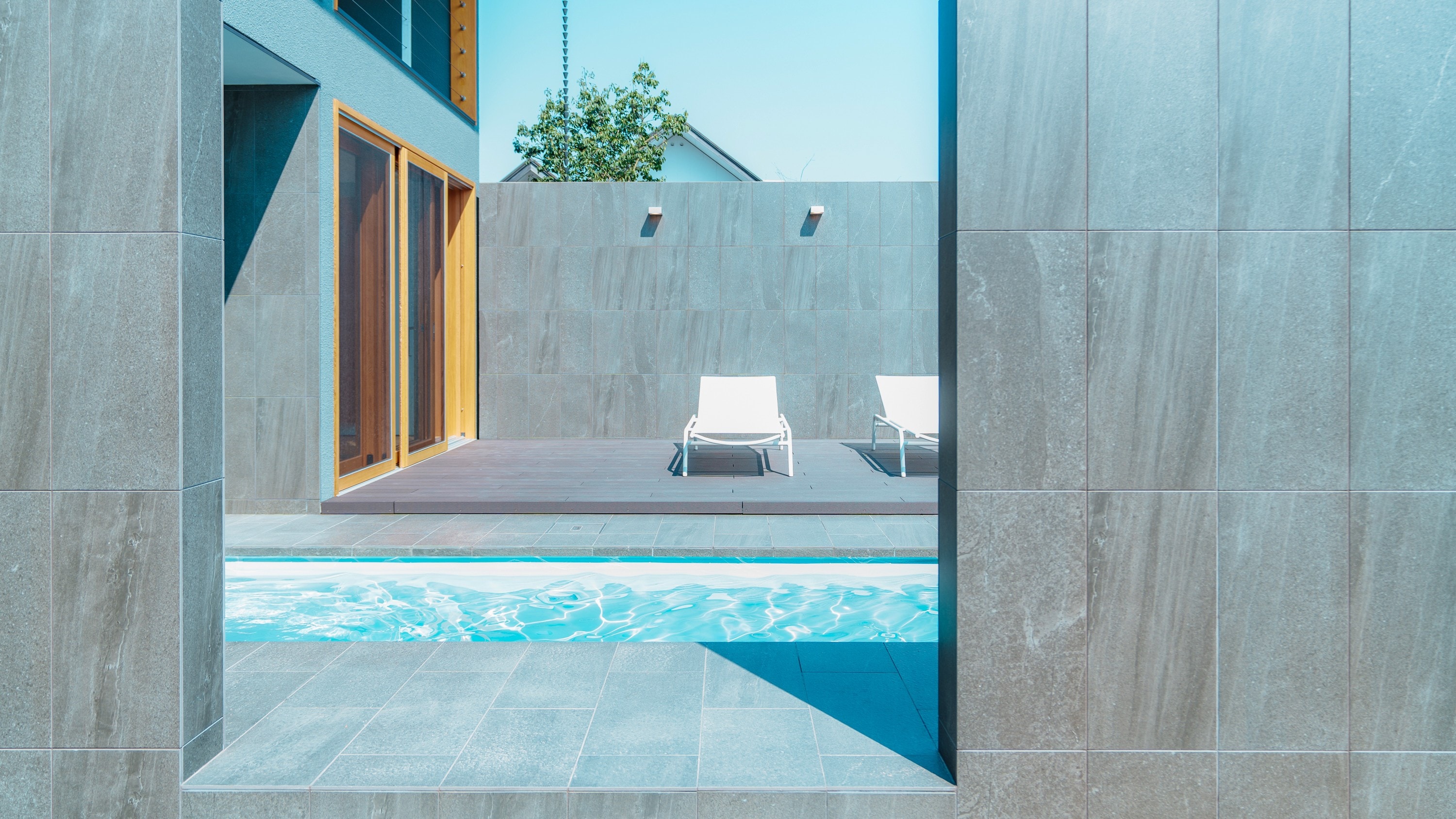 [平静] 在与天桥立融为一体的泳池中放松身心。