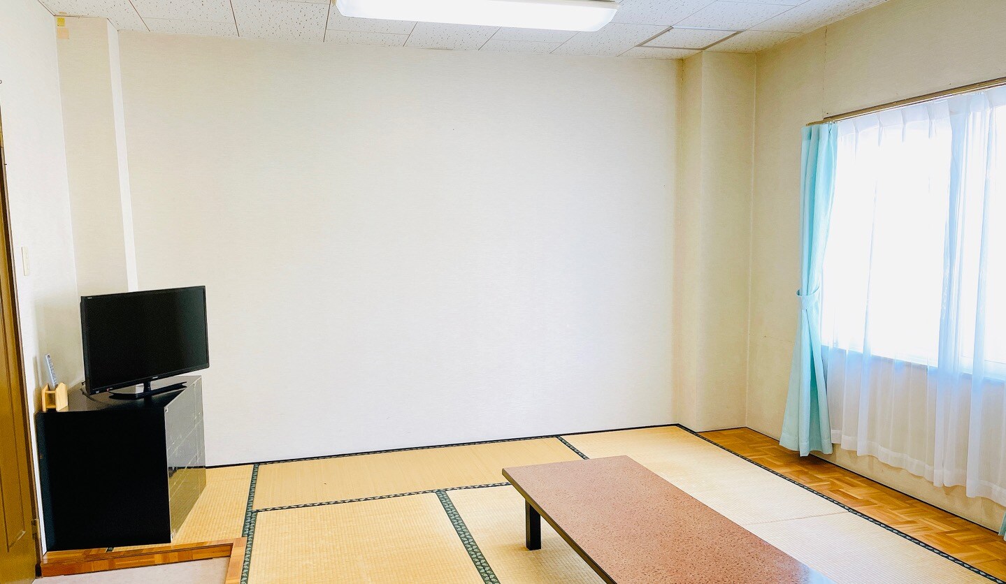 It is a Japanese-style room with 10 tatami mats.
