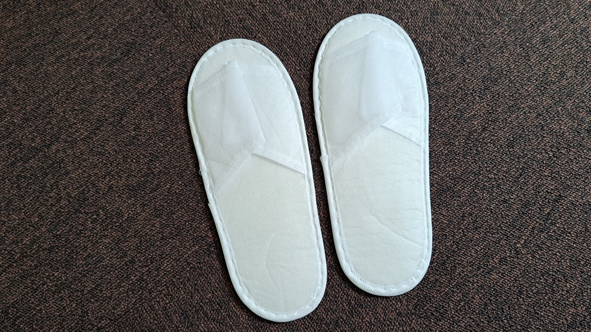 {Fasilitas kamar tamu} Sandal sekali pakai di dalam tas