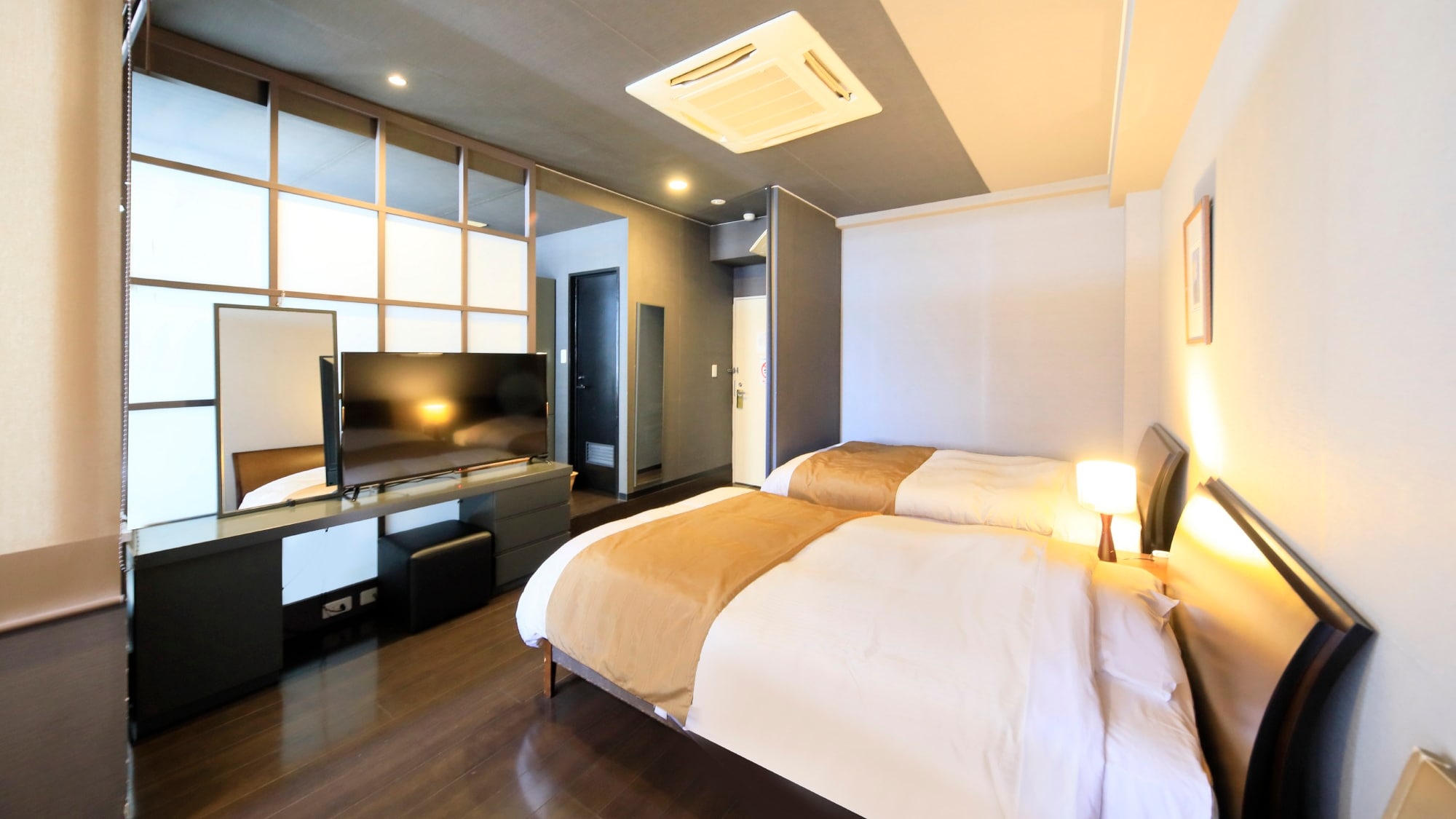 [Top floor Universe Floor/DX Western-style room] Western-style room with two beds.