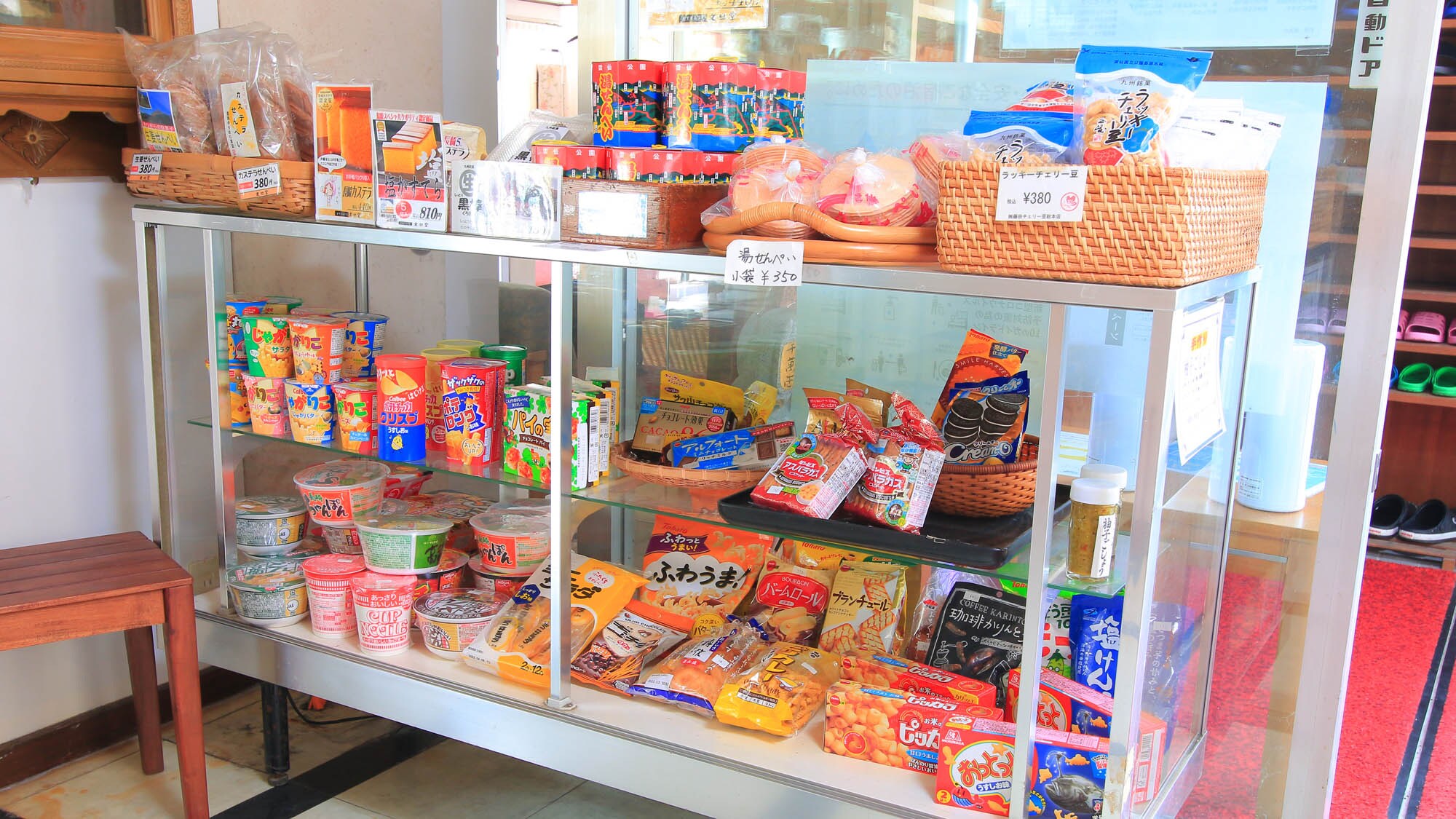 [In the hotel] Late-night snacks and sweets are also available.