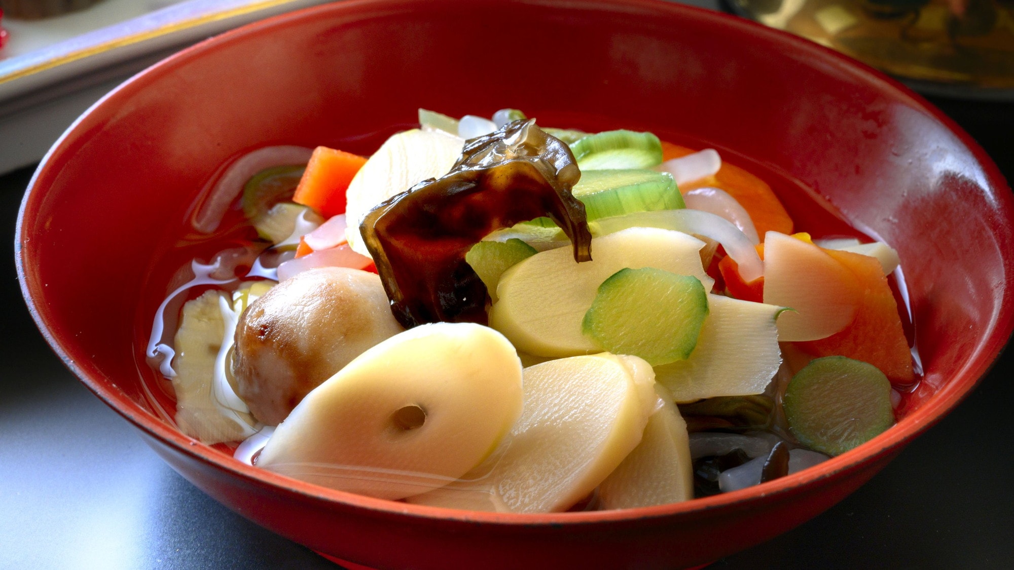 [อาหารท้องถิ่น] "โคซึยุ" ซึ่งเป็นตัวแทนของไอสึ จะเสิร์ฟพร้อมส่วนผสมจำนวนมากในชามตื้น (ตัวอย่าง)