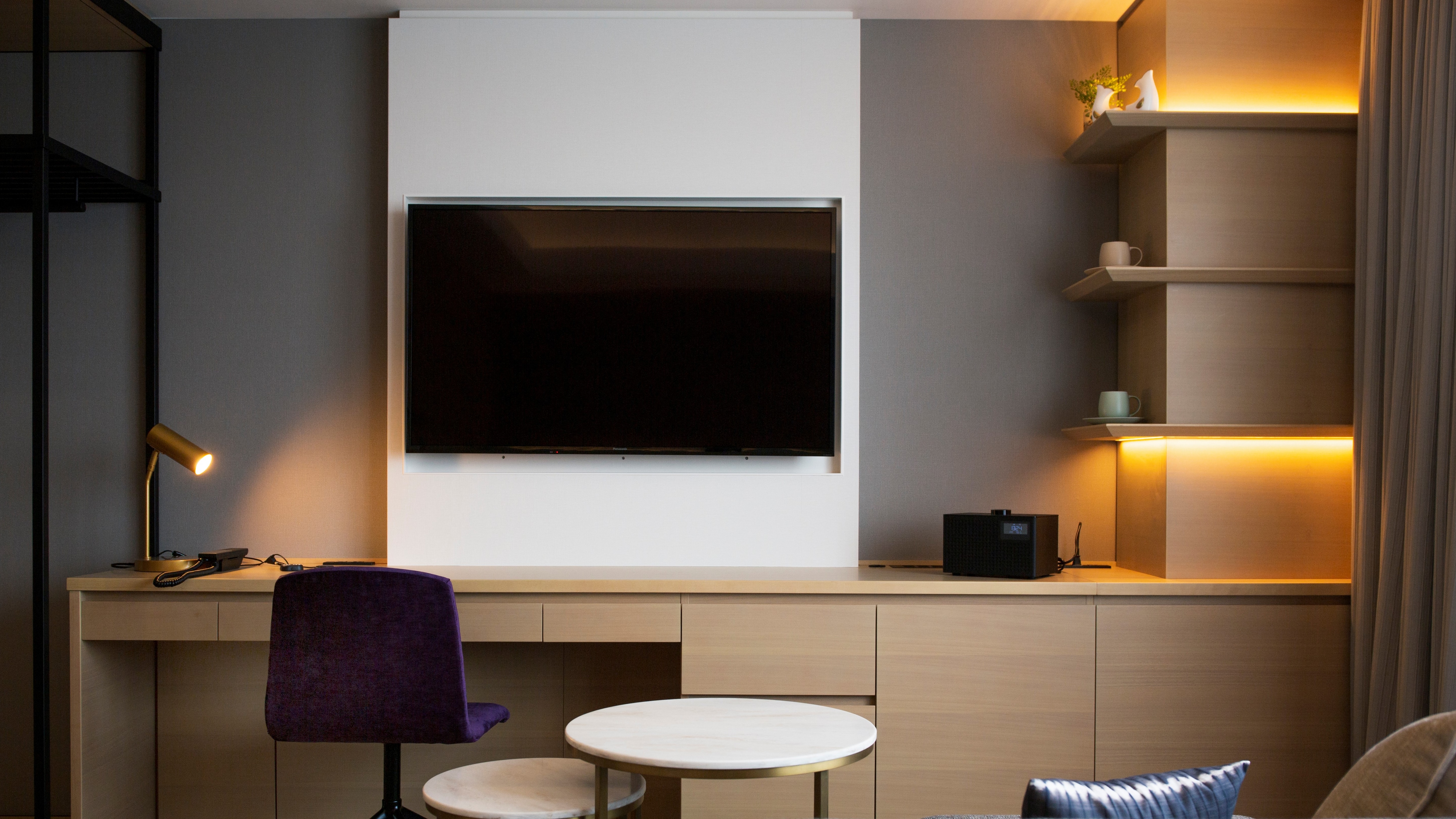Semua kamar dilengkapi dengan TV 49 inci yang kompatibel dengan 4K