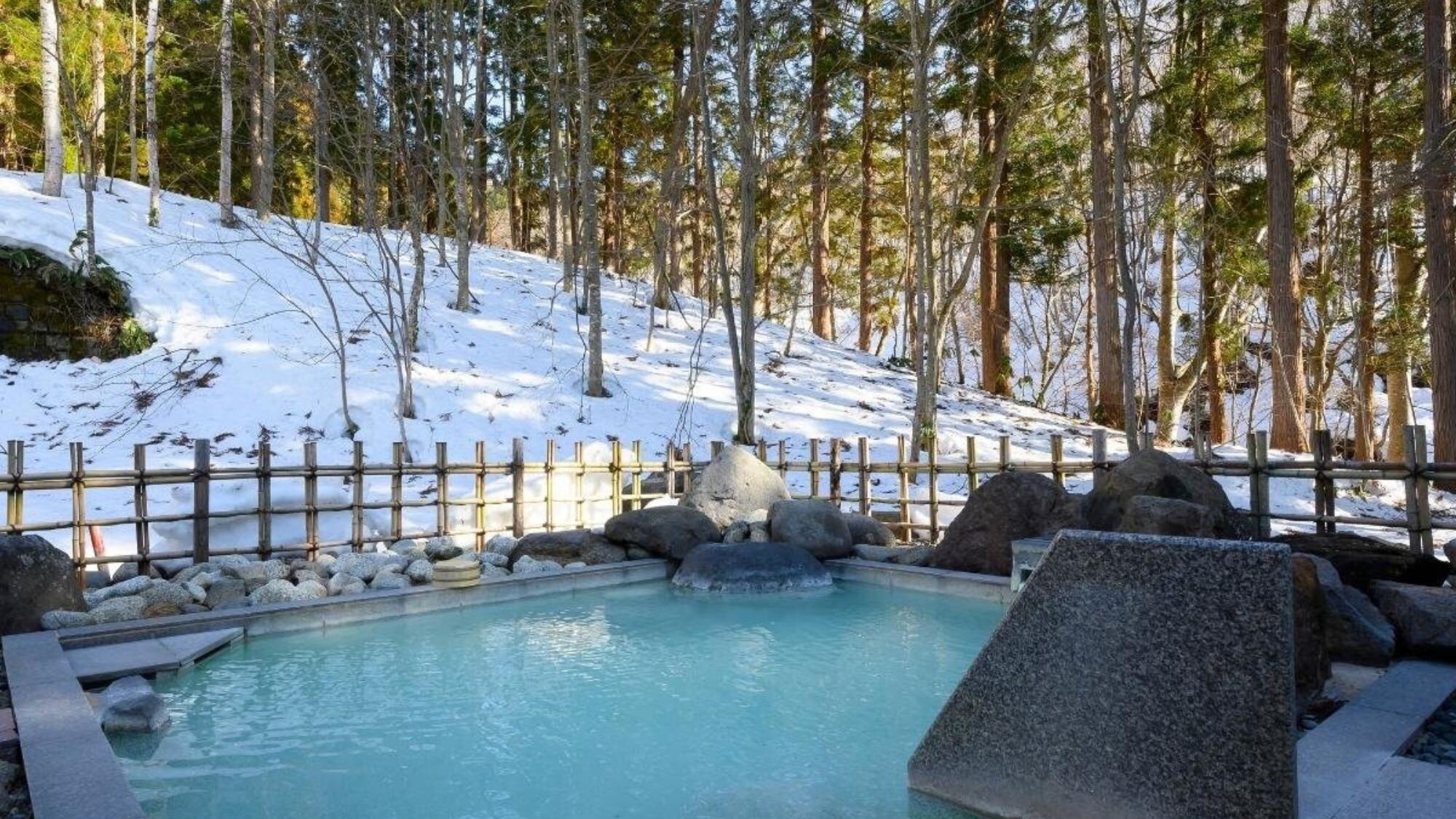 สัมผัสสายลมสดชื่นขณะชมต้นไม้และป่าละเมาะในห้องอาบน้ำแบบเปิดโล่งพร้อมสายลม Zao