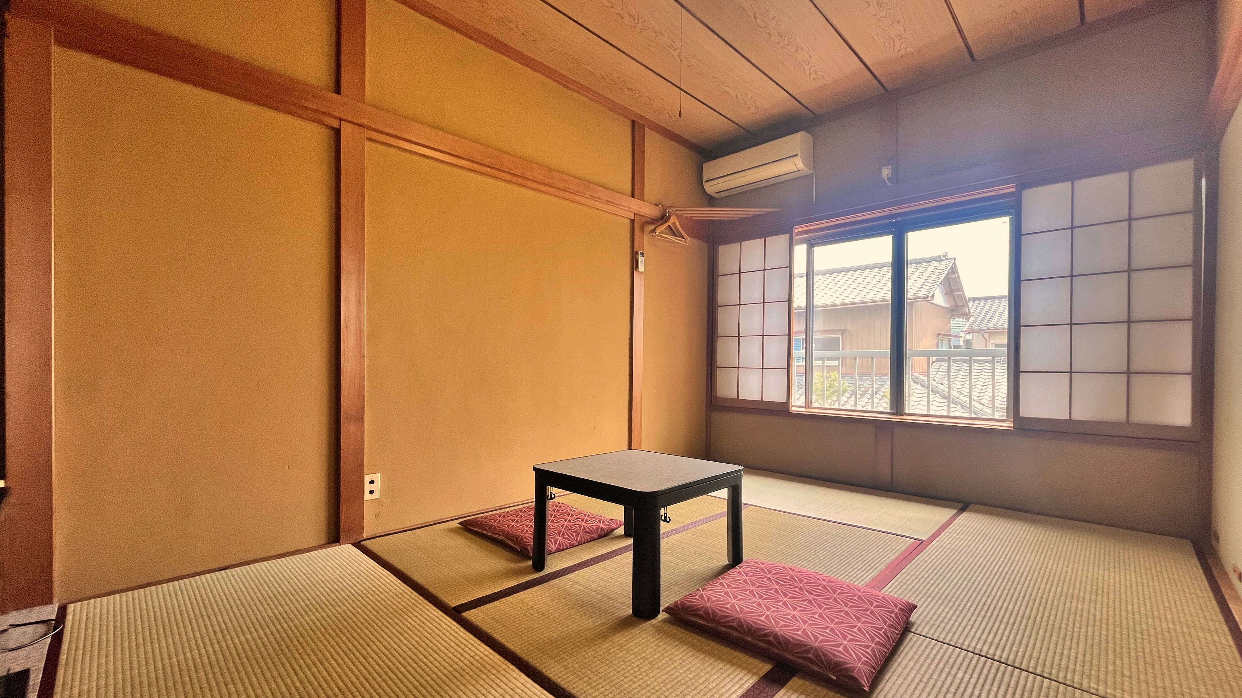 Bangunan utama, ruangan bergaya Jepang (6 tikar tatami) *