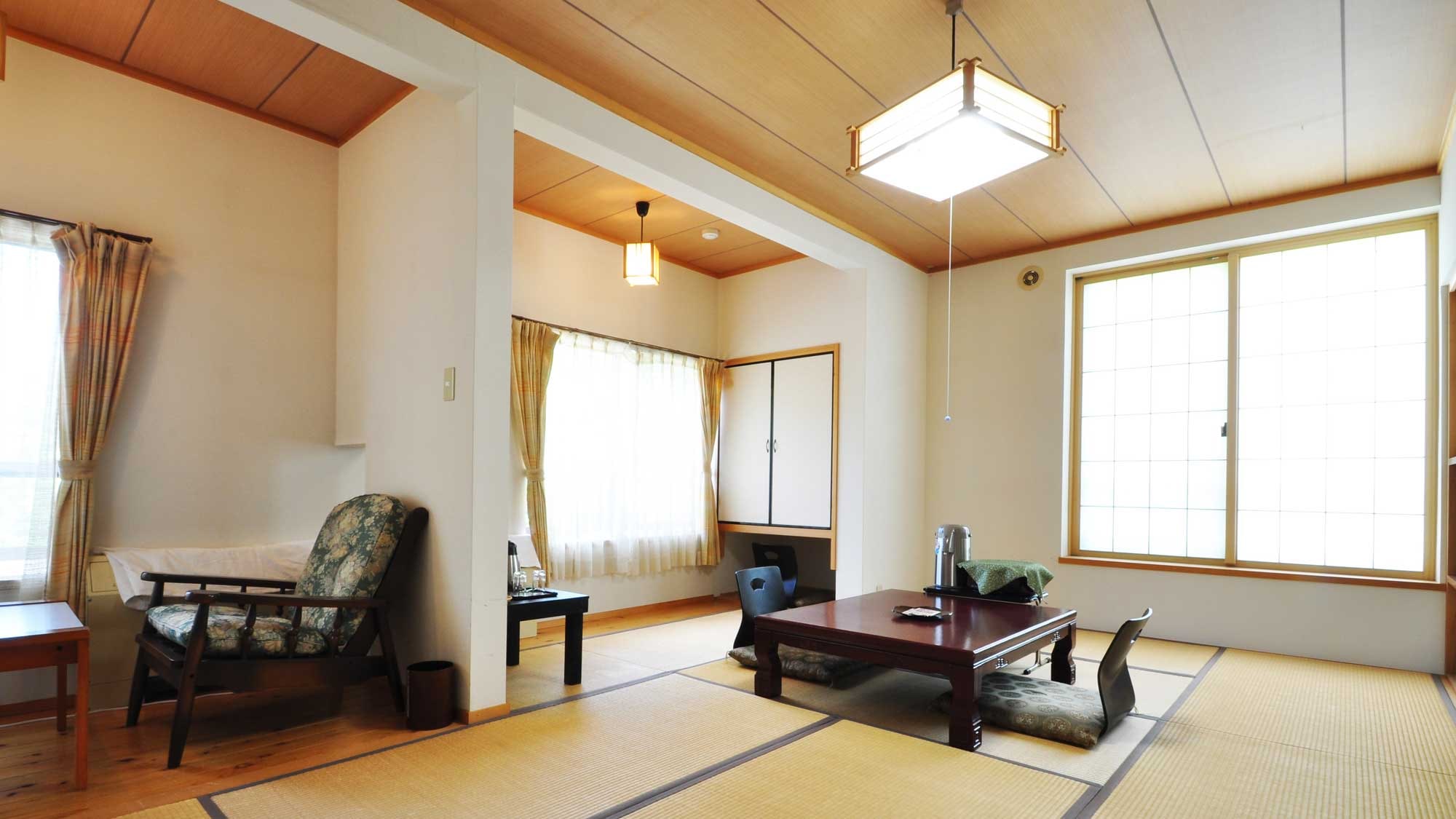[Guest room] Type A Japanese-style room [10 tatami mats] with heated toilet, washbasin and veranda