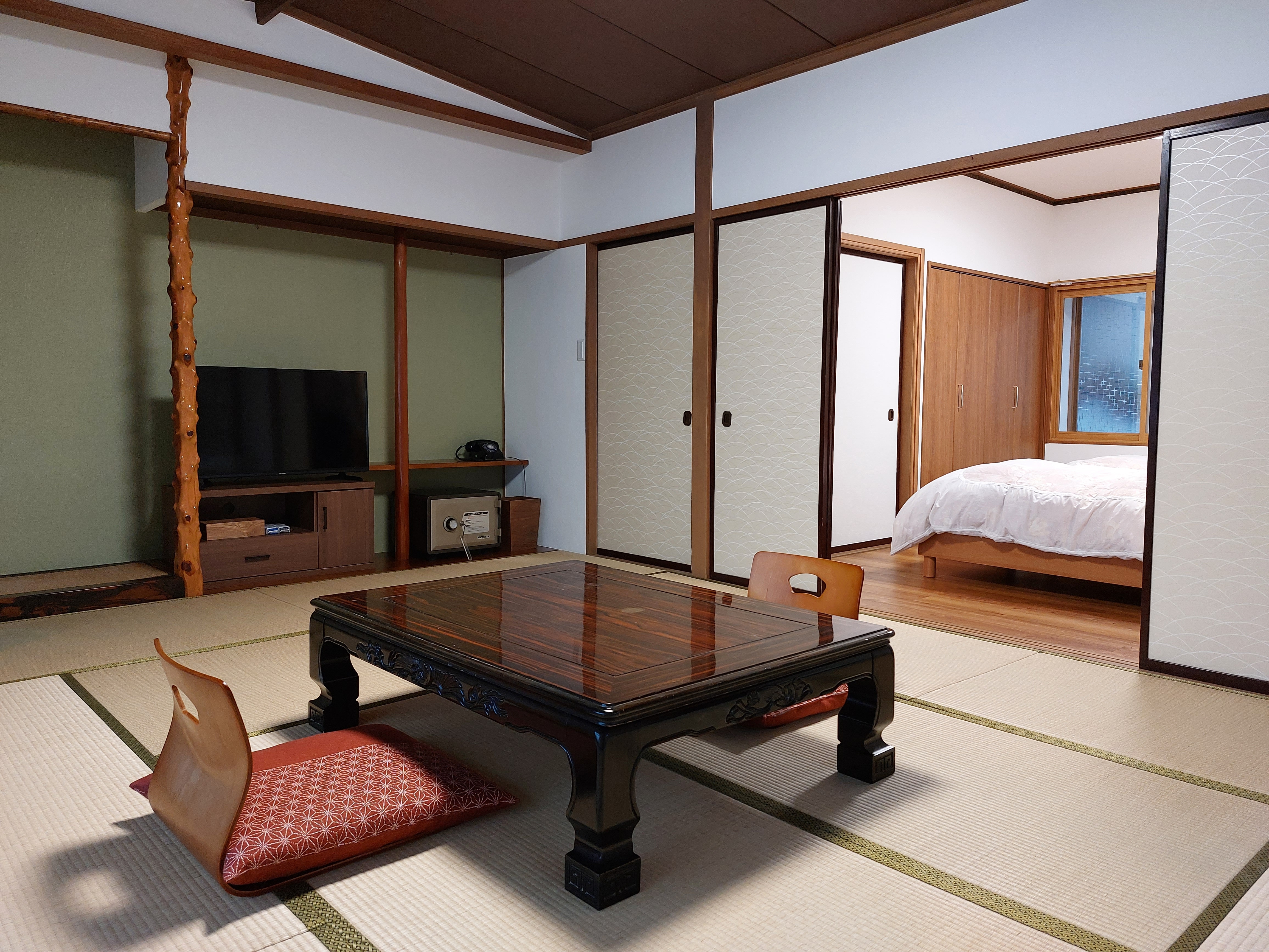 Waraku Japanese-Western style room 16 tatami mats