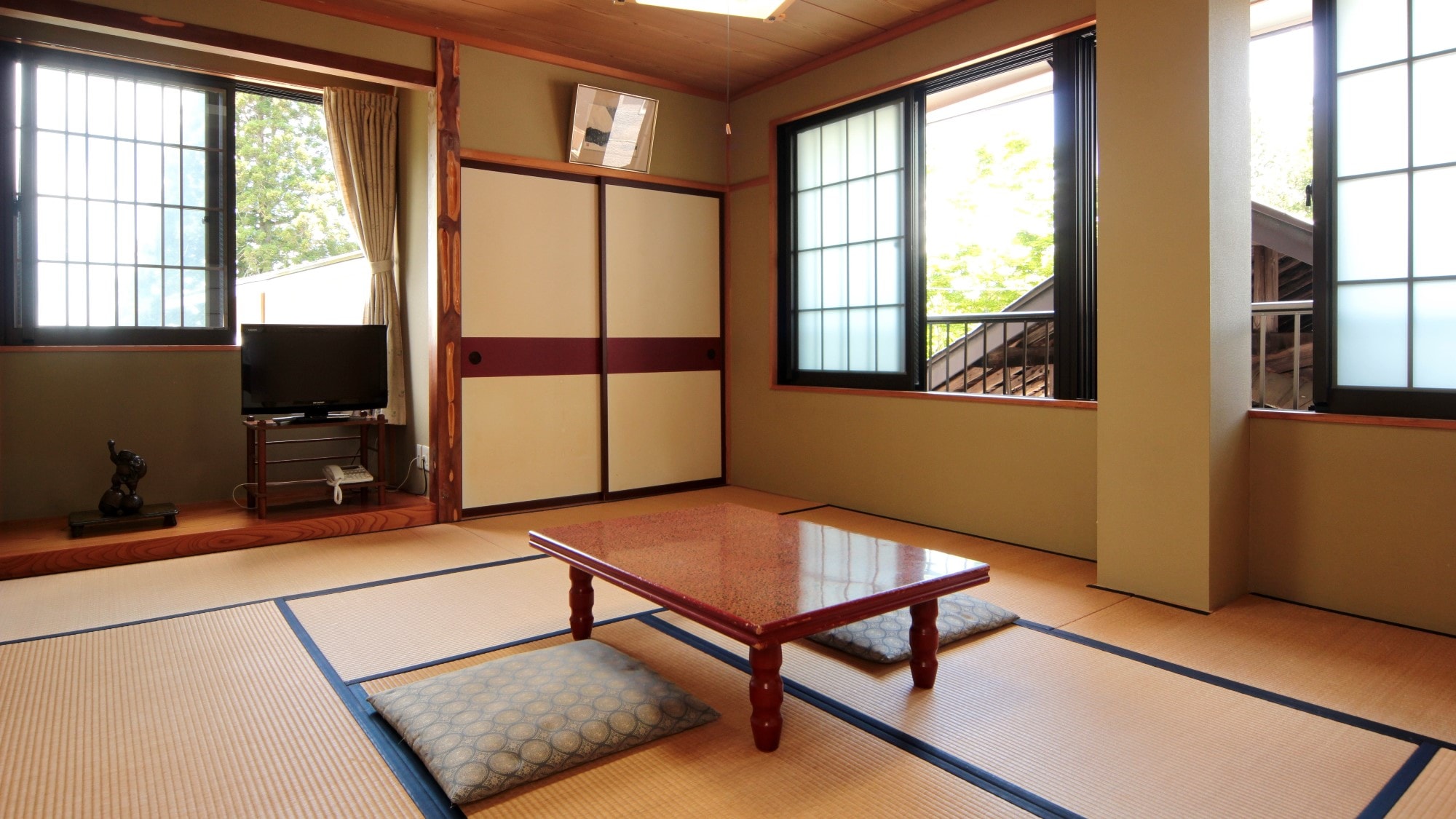 Japanese-style room (10 tatami mats) with toilet