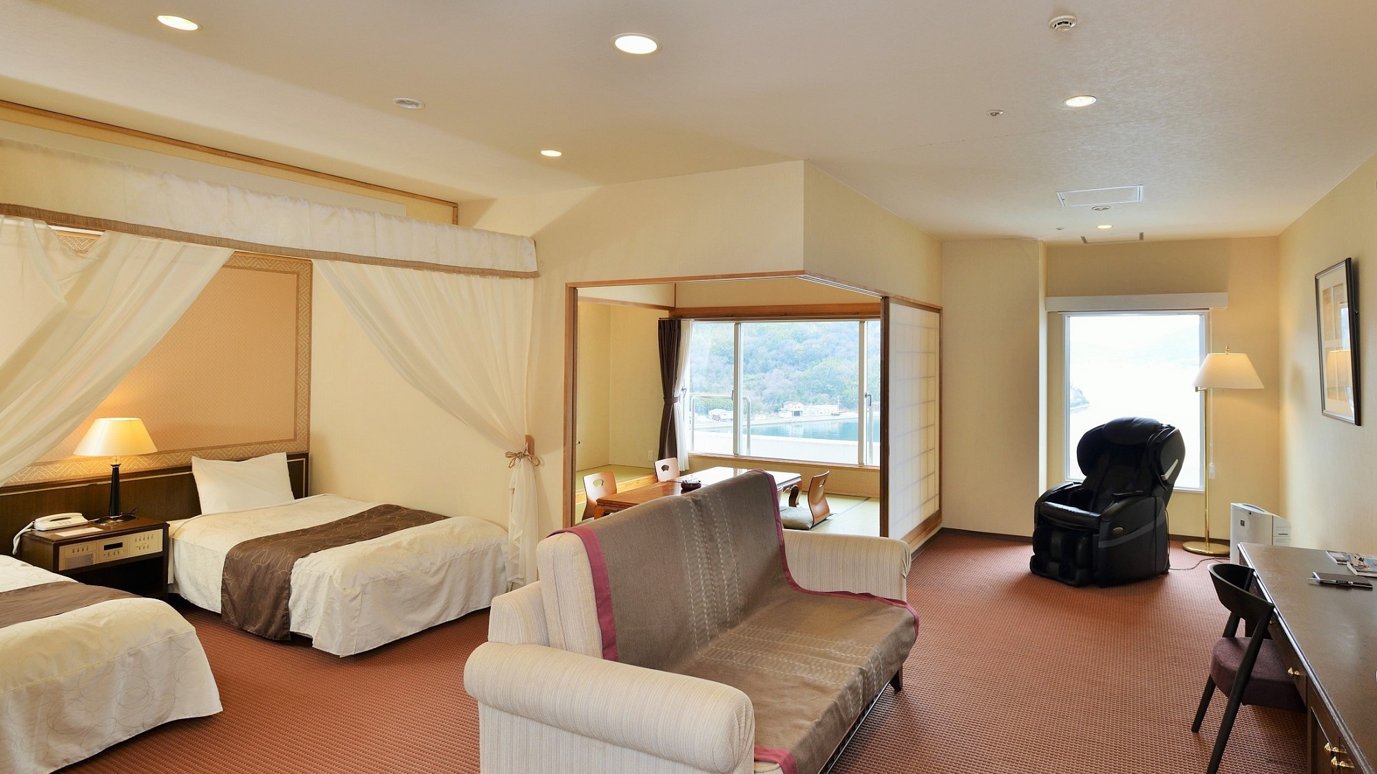 Top floor semi-suite room (with massage chair)
