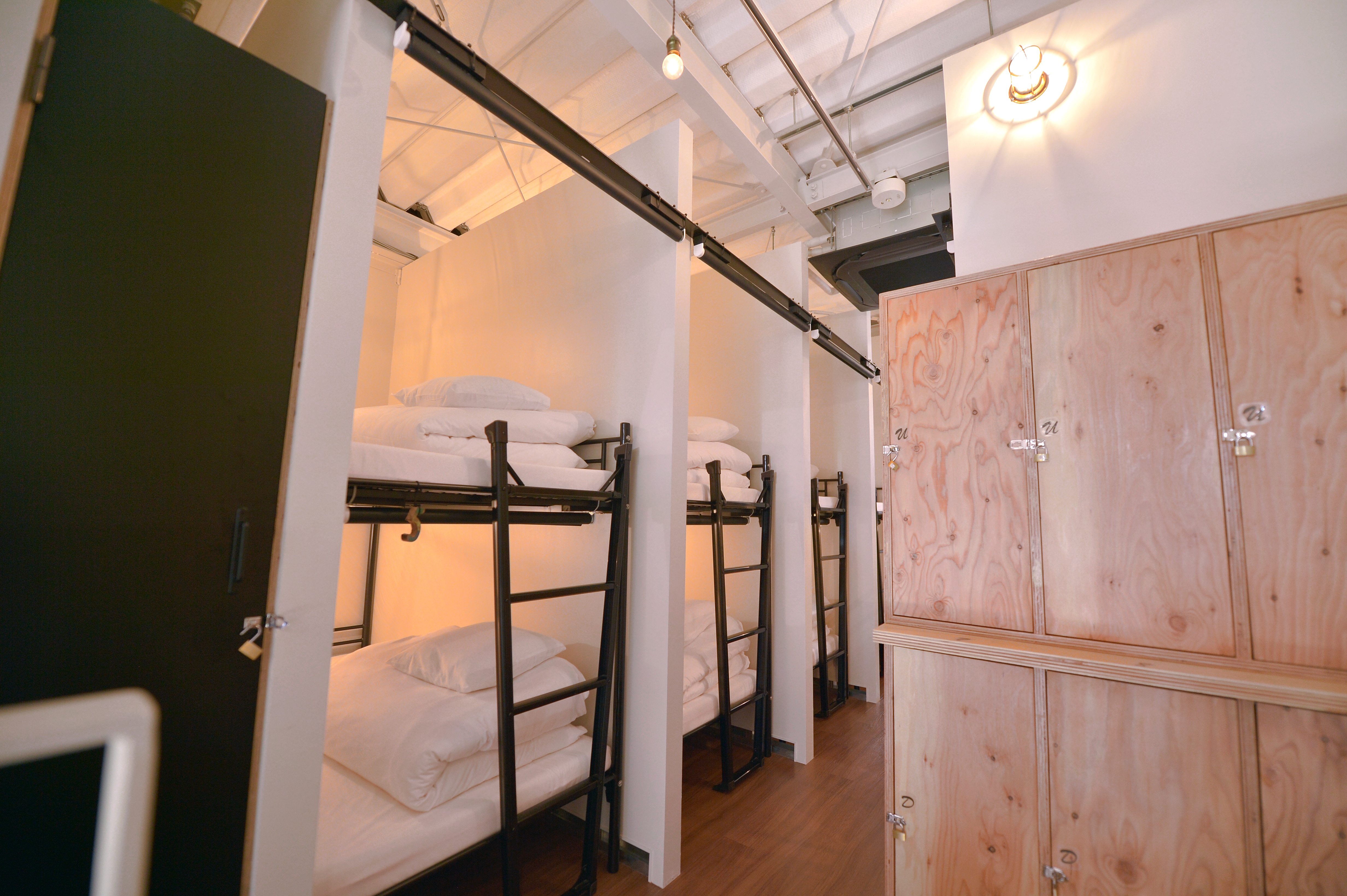 Tempat tidur susun & loker gratis