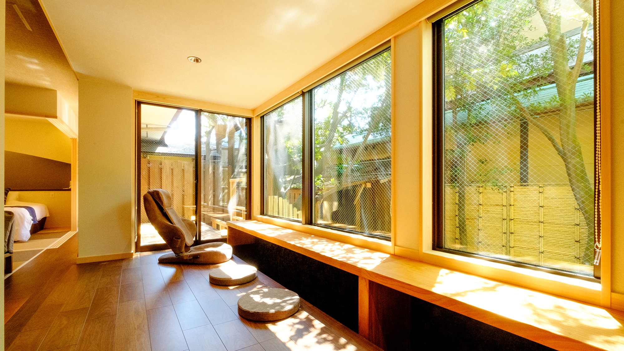 [Bizen 8 - Courtyard Twin] Một không gian yên bình nơi ánh sáng mặt trời xuyên qua những tán cây chiếu nhẹ nhàng qua những ô cửa sổ lớn