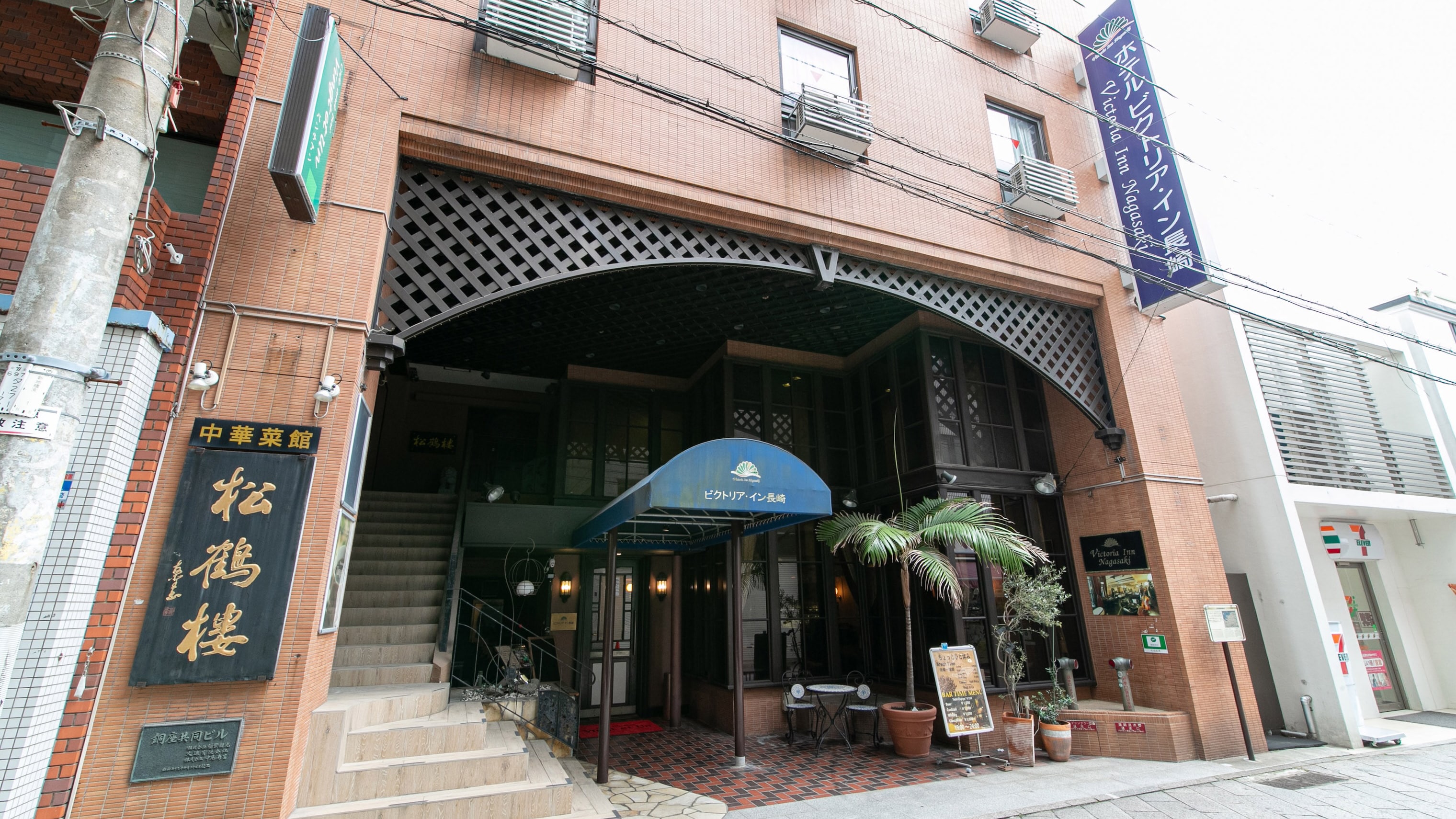 Eksterior (pintu masuk kafe bar)