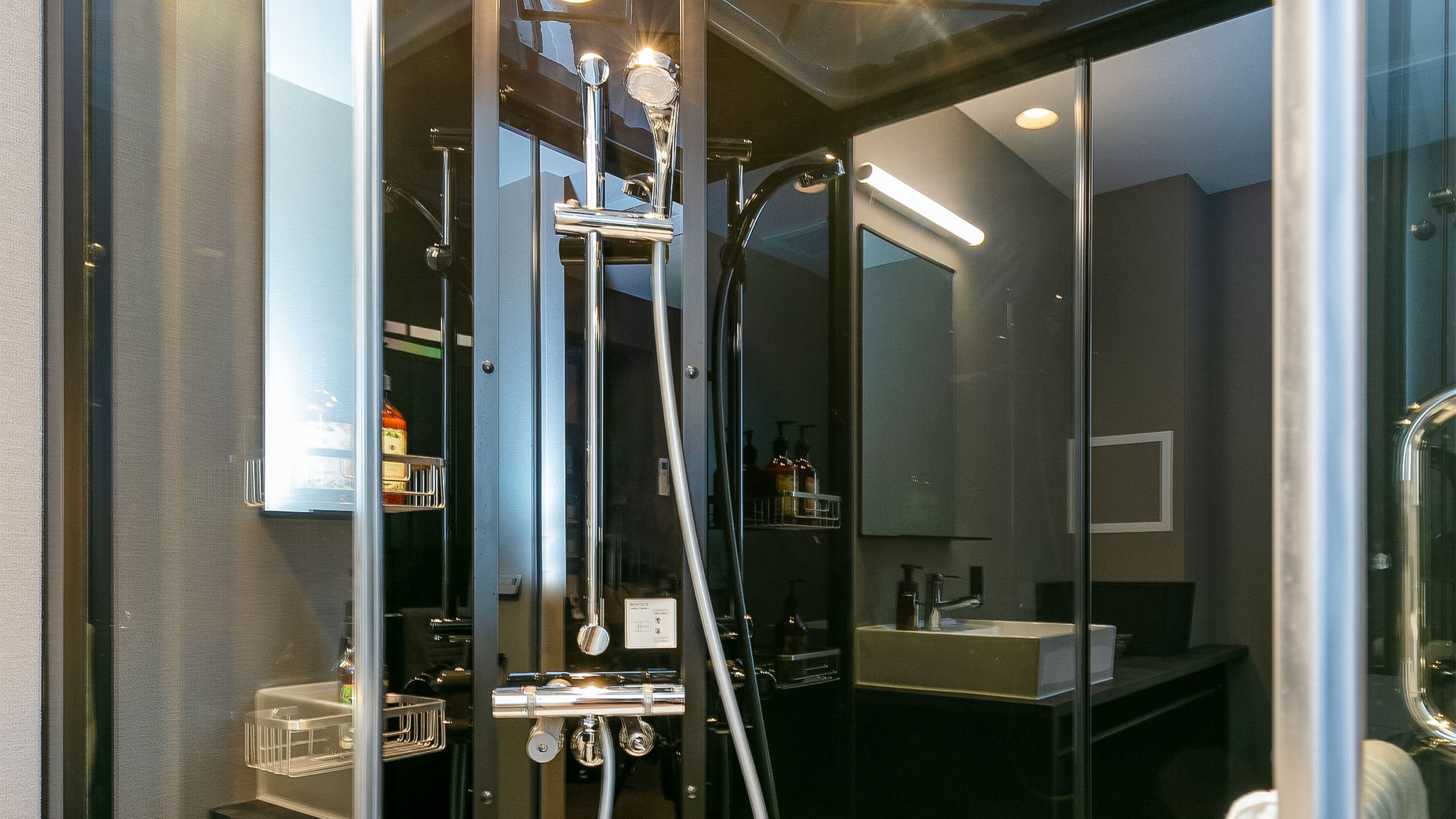 ・ You can heal your tired body with a shower booth equipped with a rain shower.