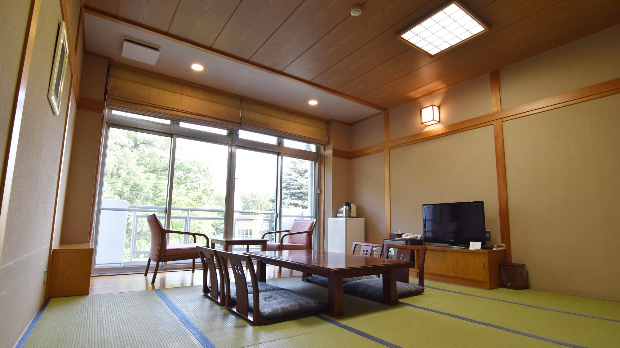 * [Example of guest room: Japanese-style room] A spacious Japanese-style room.