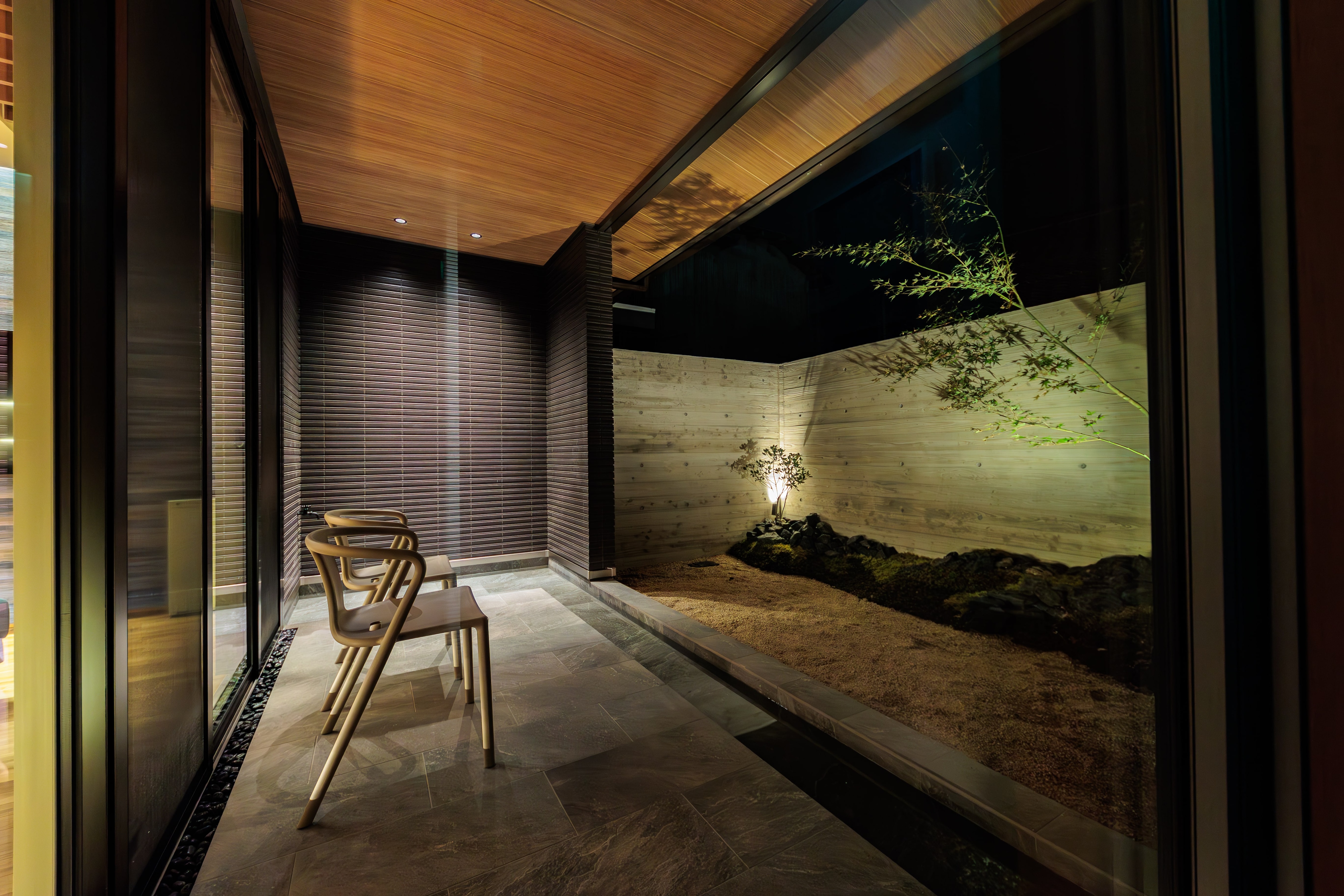 [Seisen] Right in front of you at the entrance is a private water basin terrace.