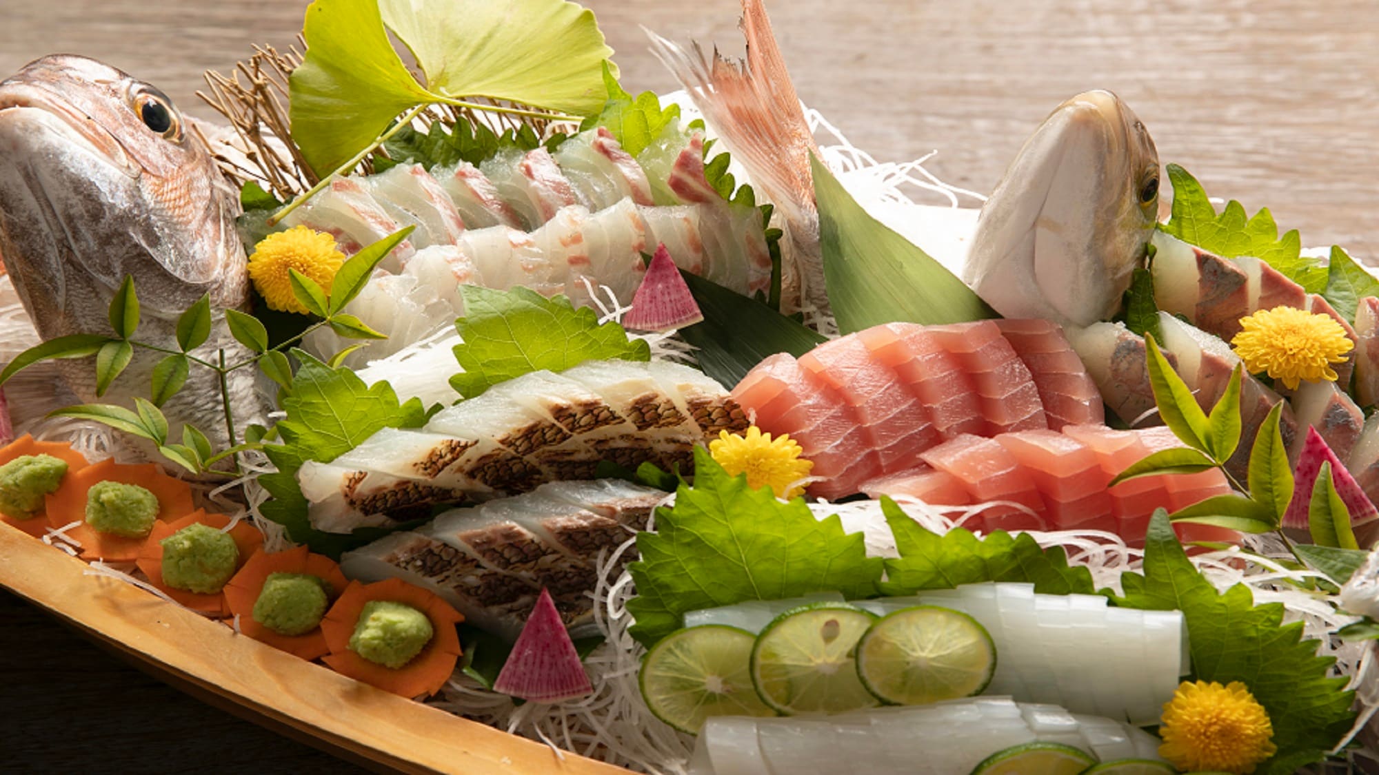 [จานเรือซาซิมิปลาท้องถิ่นส่งตรง]