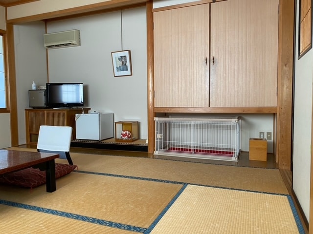Japanese-style room with playpen for small to medium-sized dogs