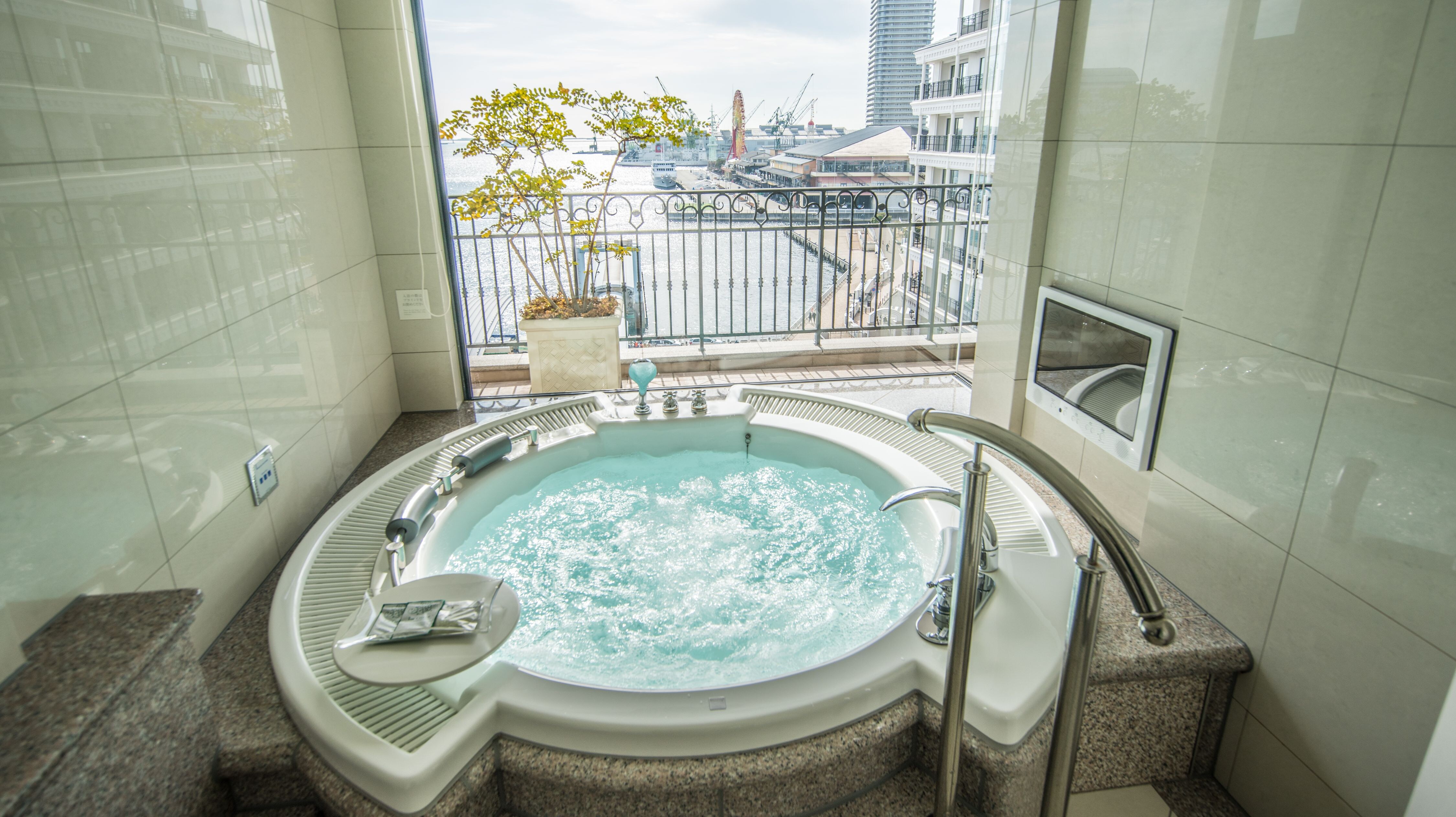 Pemandian jacuzzi melingkar besar yang dibuat oleh Jackson (kamar superior)