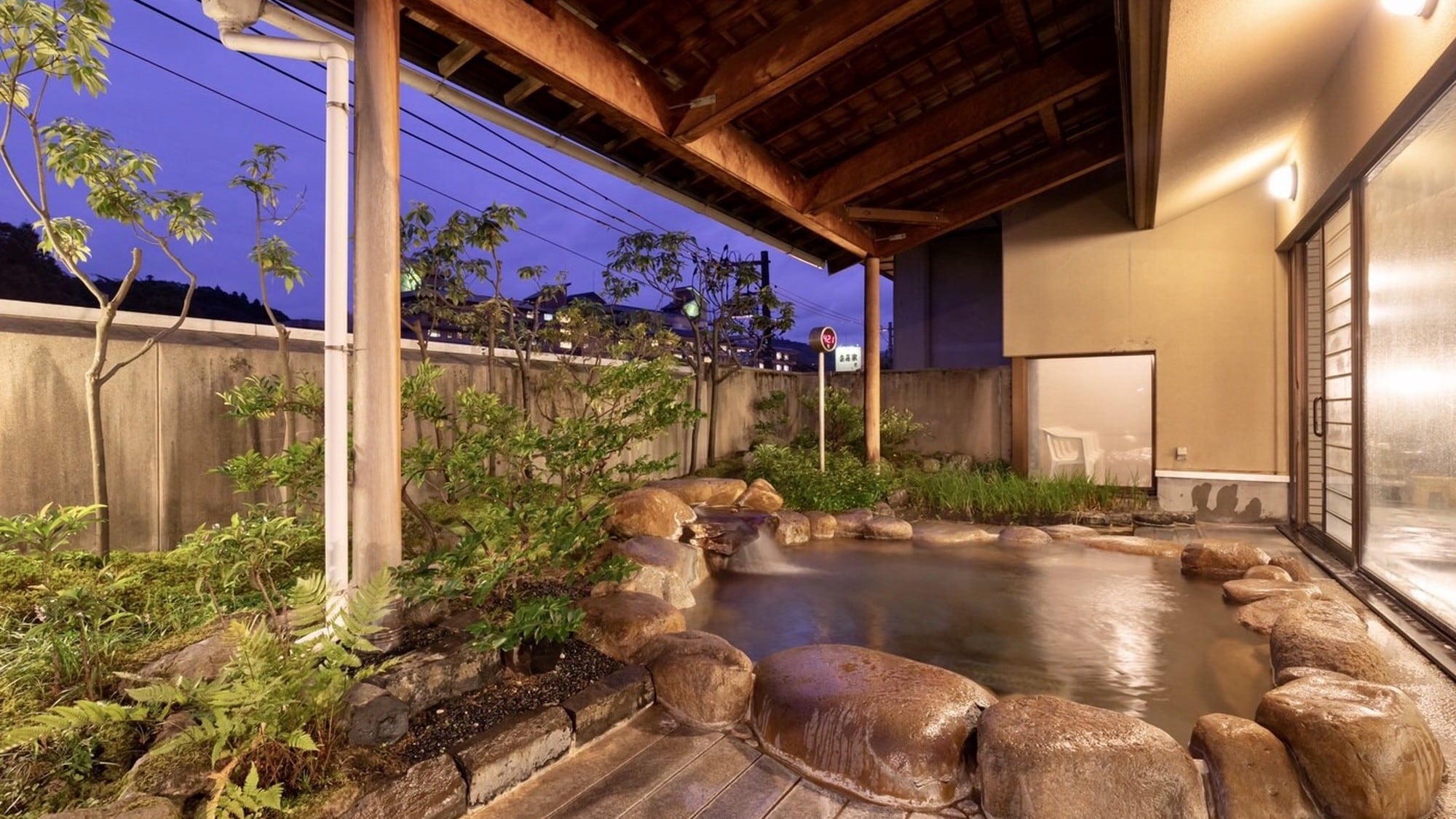 [Large public bath open-air bath (male)] The open-air bath for men is a bathtub made of large stones.