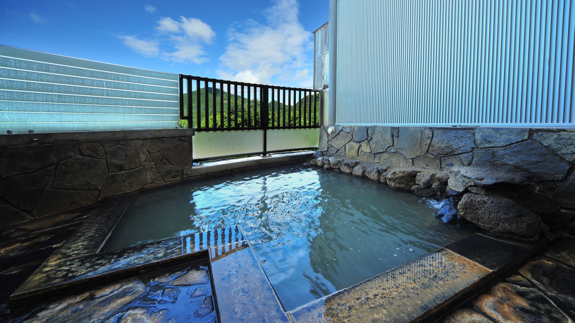 [Main building hot spring (men's bath)] Open-air bath