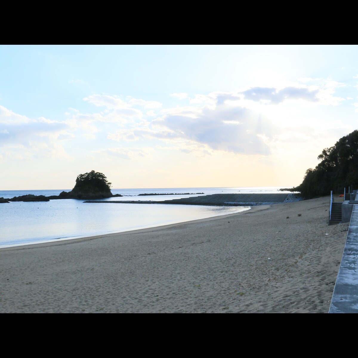 ★Azurihama The sandy beach is popular for swimming in the summer and was also used as a filming location for movies.