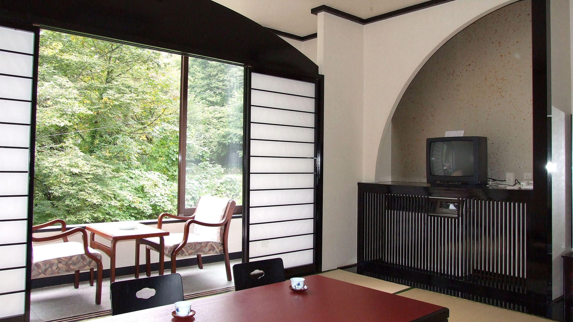 ・ [Example of Japanese-style room] A pure Japanese-style room with a black-painted column that creates a modern atmosphere.